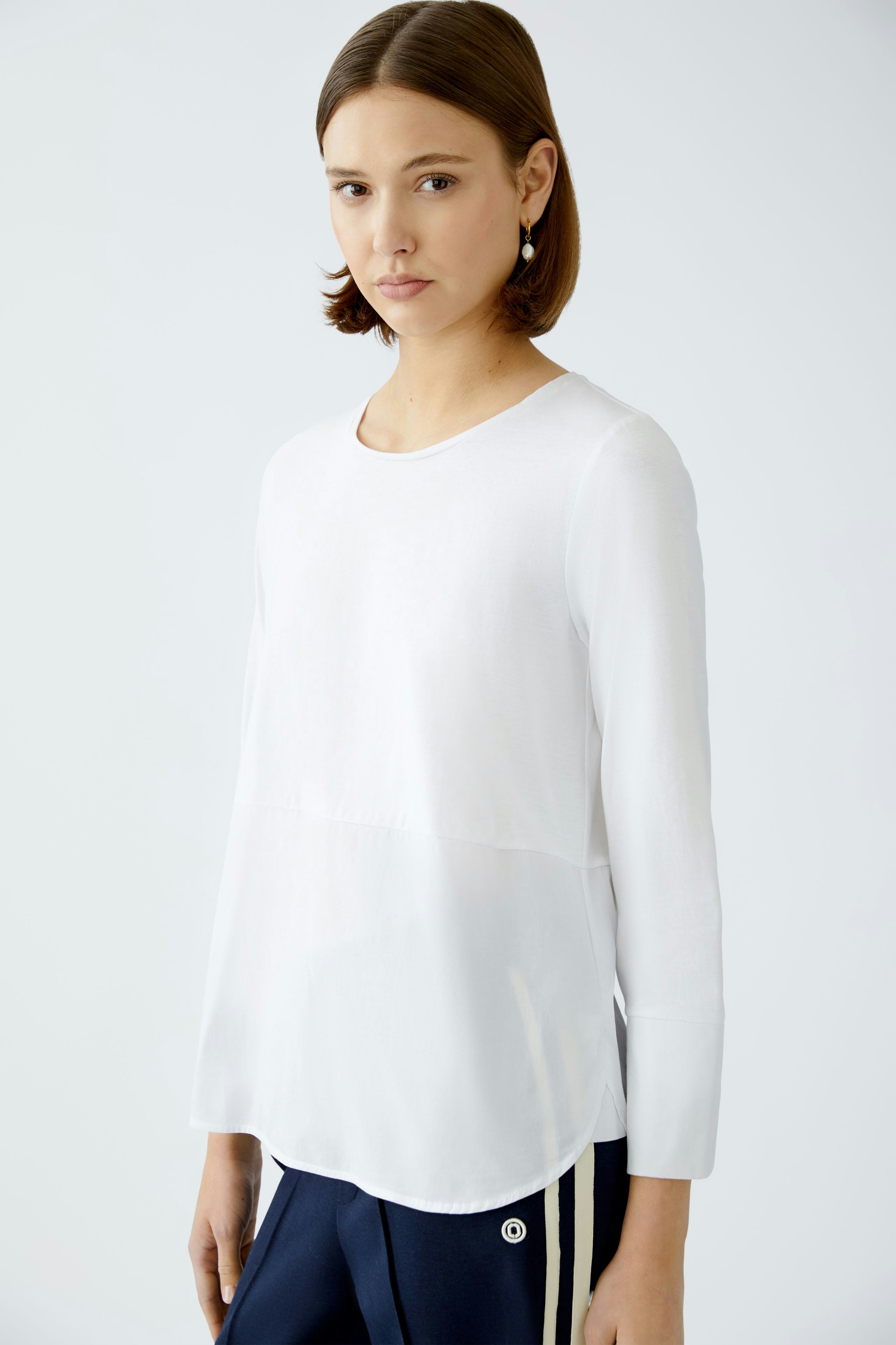 Elegant women's blouse shirt in white, featuring a relaxed fit and long sleeves.