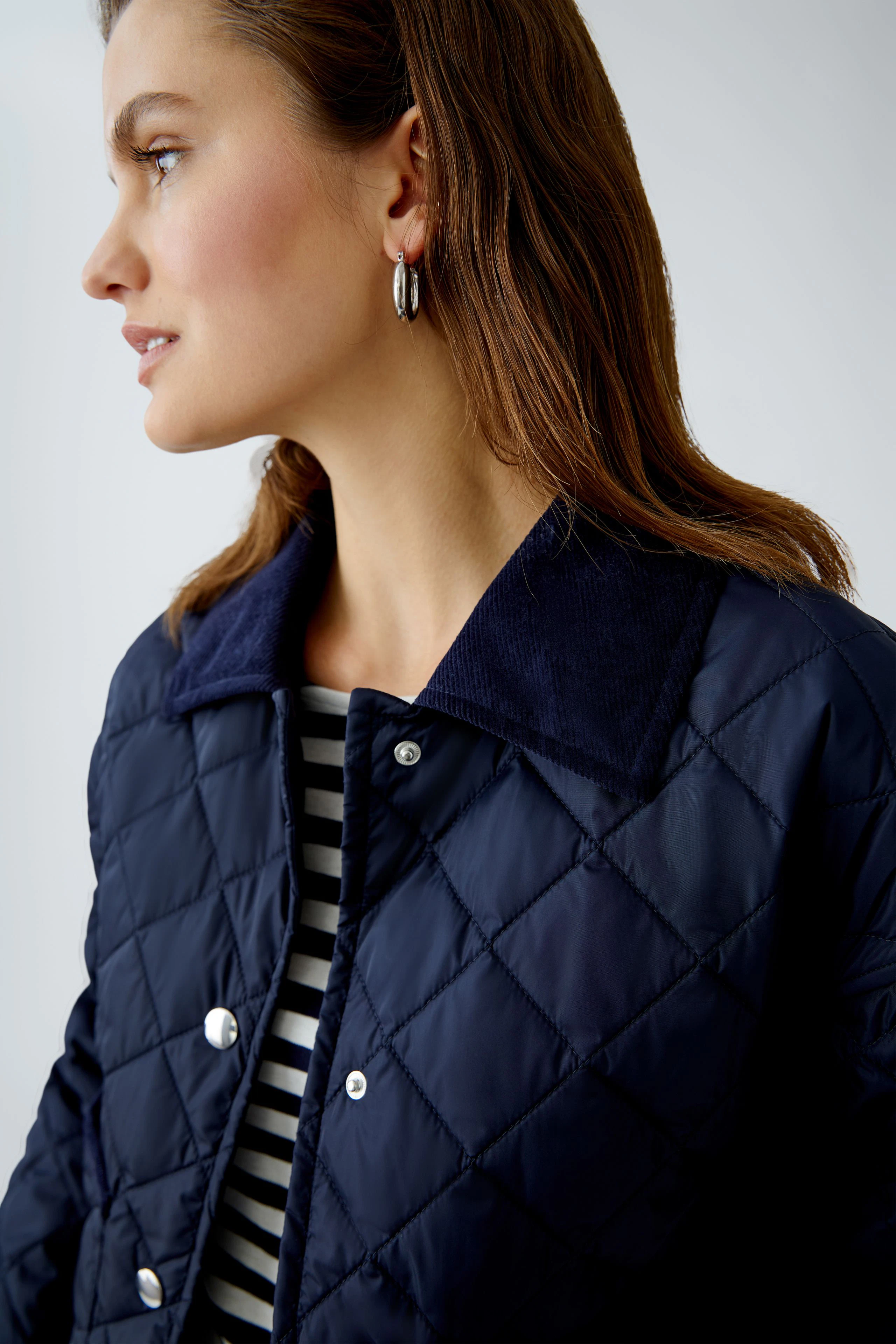 Stylish women's outdoor jacket with a quilted design, perfect for layering in cooler weather.