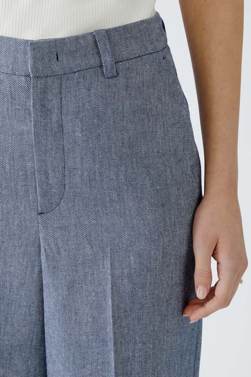 Stylish women's fabric trousers with a tailored fit and subtle texture, perfect for any occasion.