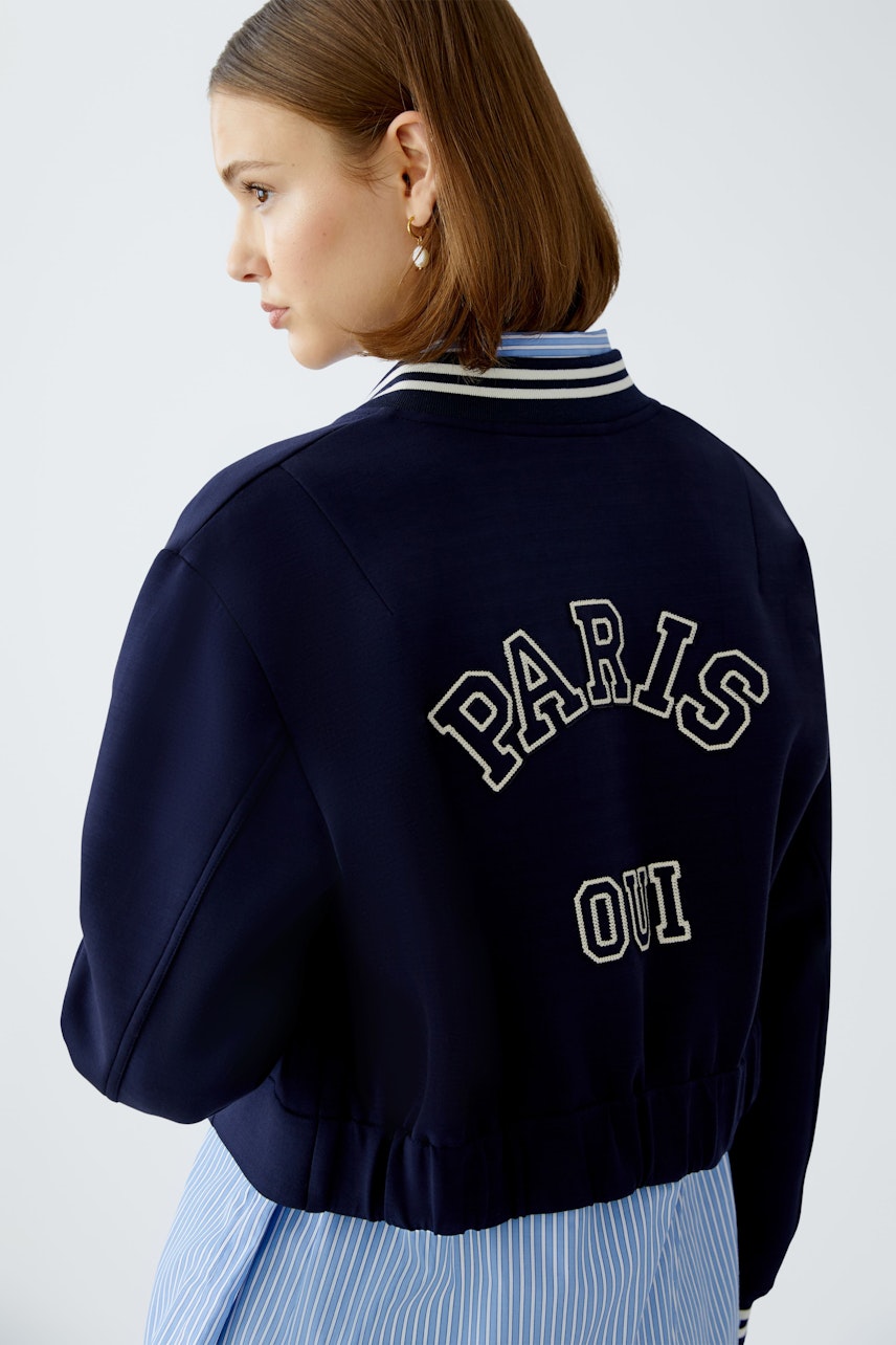 Damen-Blouson in Navy mit gesticktem Schriftzug "PARIS OUI" auf der Rückseite.