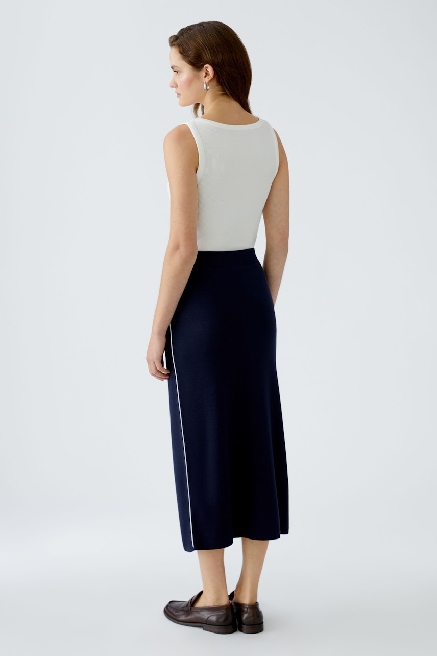 Elegant women's knitted skirt in navy, featuring a sleek design and comfortable fit.