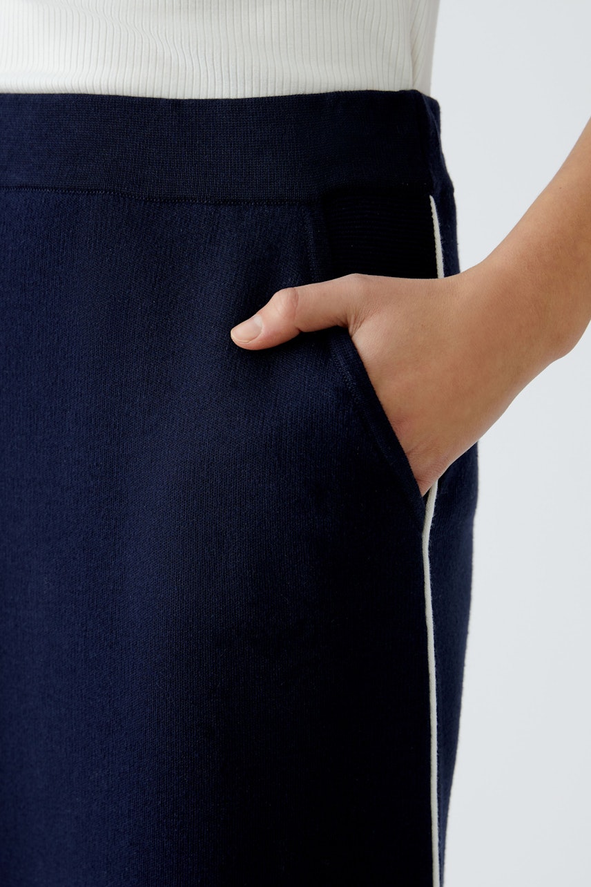 Elegant women's knitted skirt with side pockets, perfect for versatile styling.