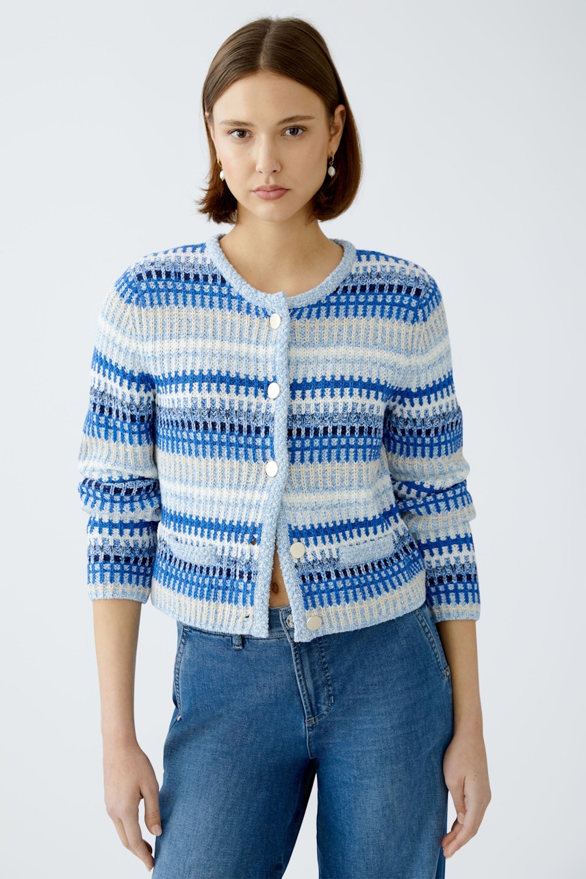 Hübsche Damen-Strickjacke in Blau- und Weißtönen, mit Knöpfen und lässigem Schnitt.