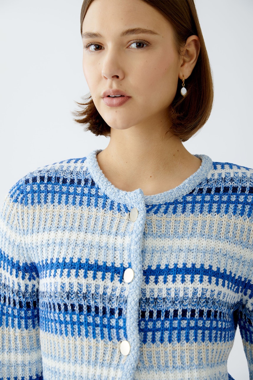 Feminine Strickjacke in Blau- und Weißtönen, mit Knöpfen und lässigem Schnitt, ideal für jeden Anlass.