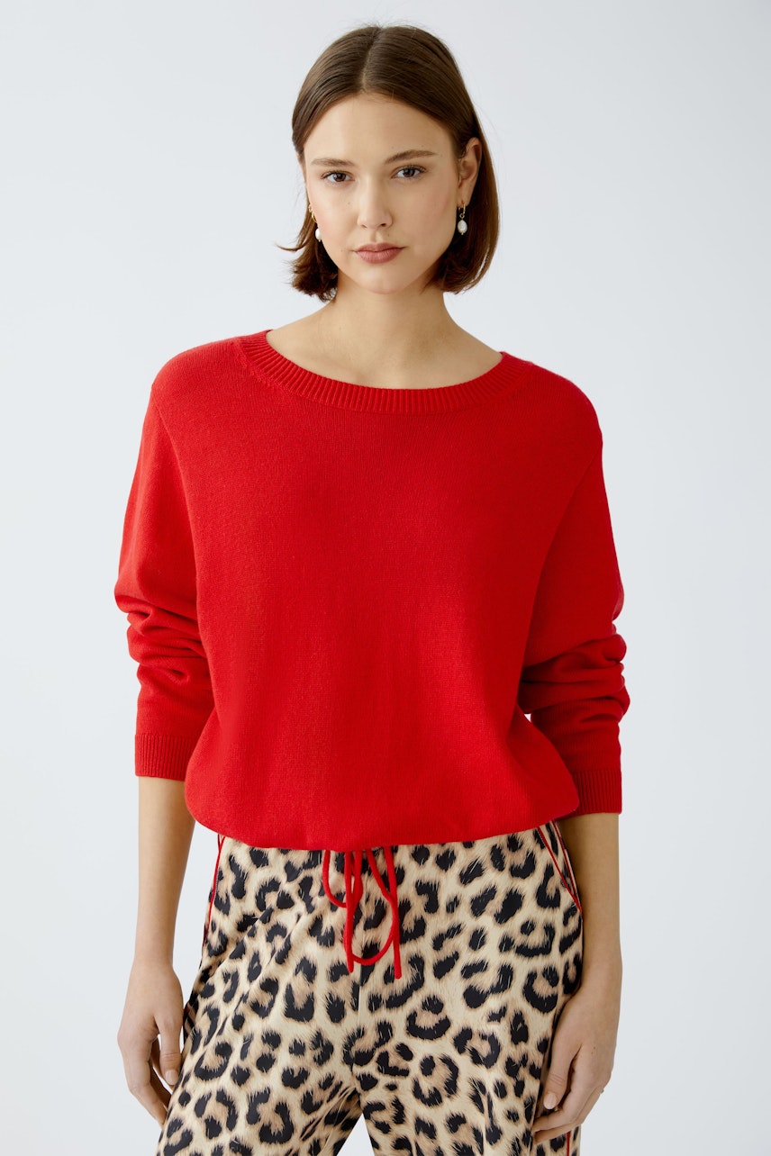 Roter Damen-Pullover mit lässigem Schnitt und Kordelzug, kombiniert mit tierischem Print.