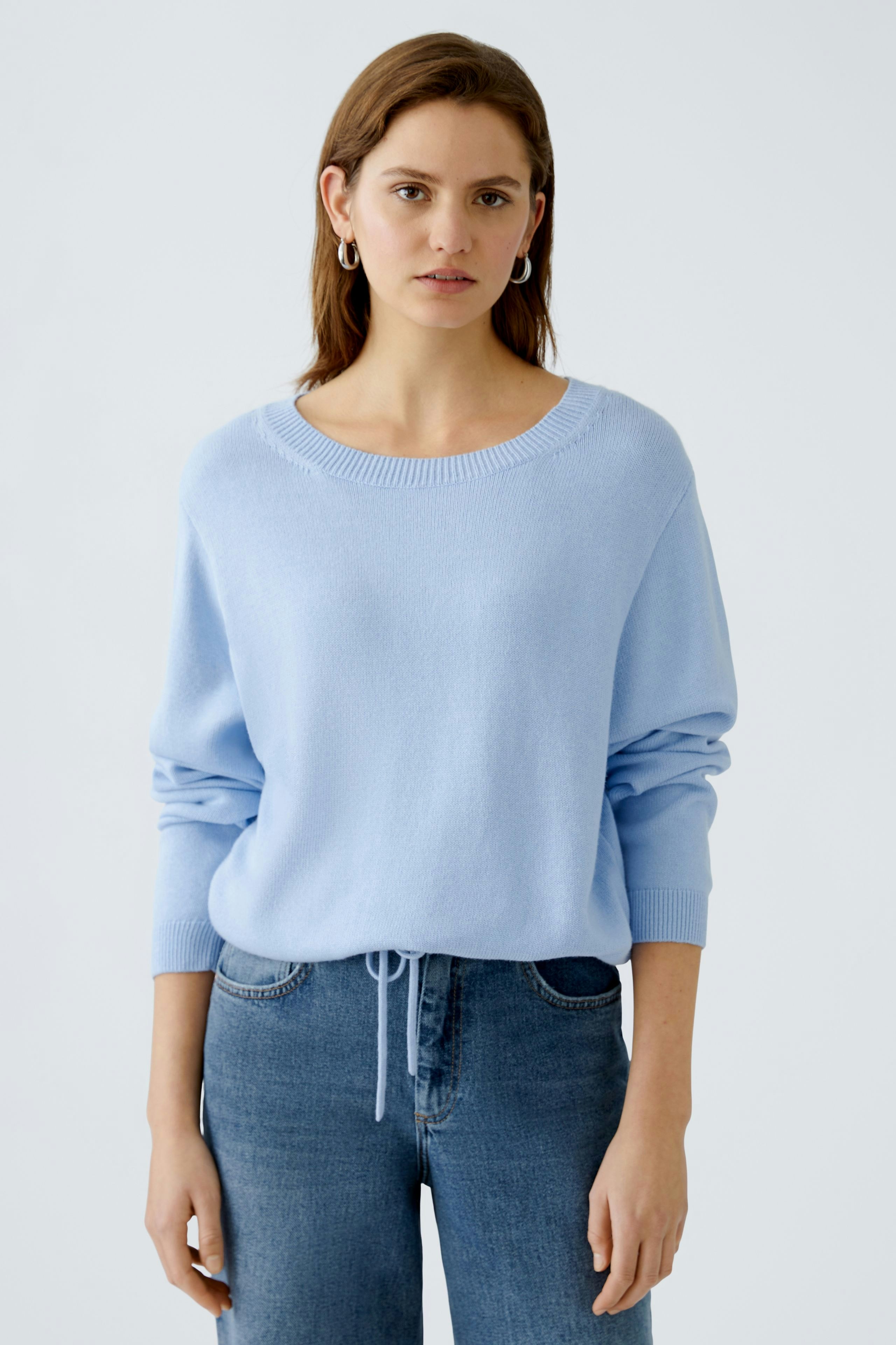Stylish women's pullover in light blue, featuring a relaxed fit and round neckline.