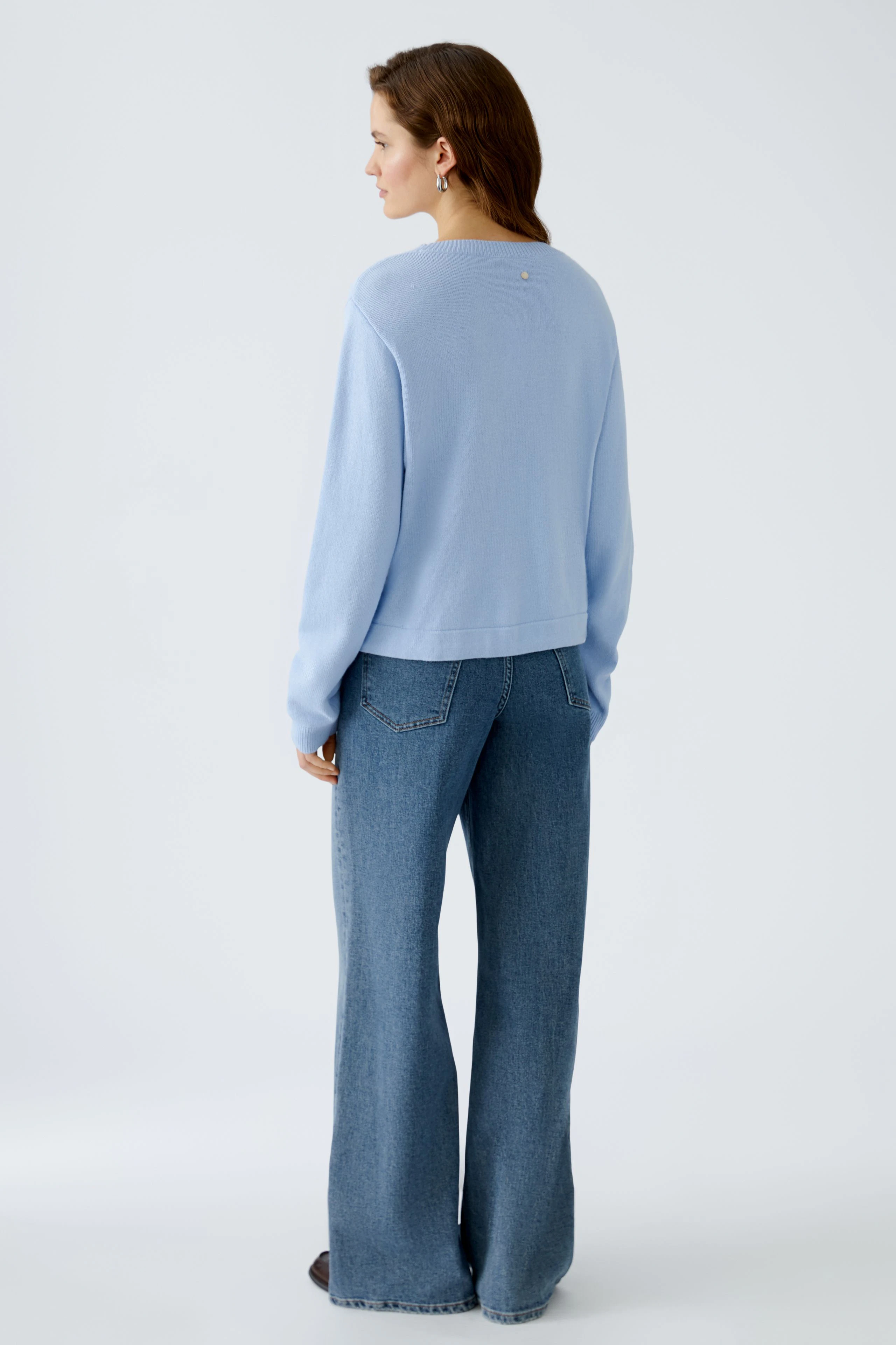 Stylish women's pullover in light blue, featuring a relaxed fit and elegant back detail.