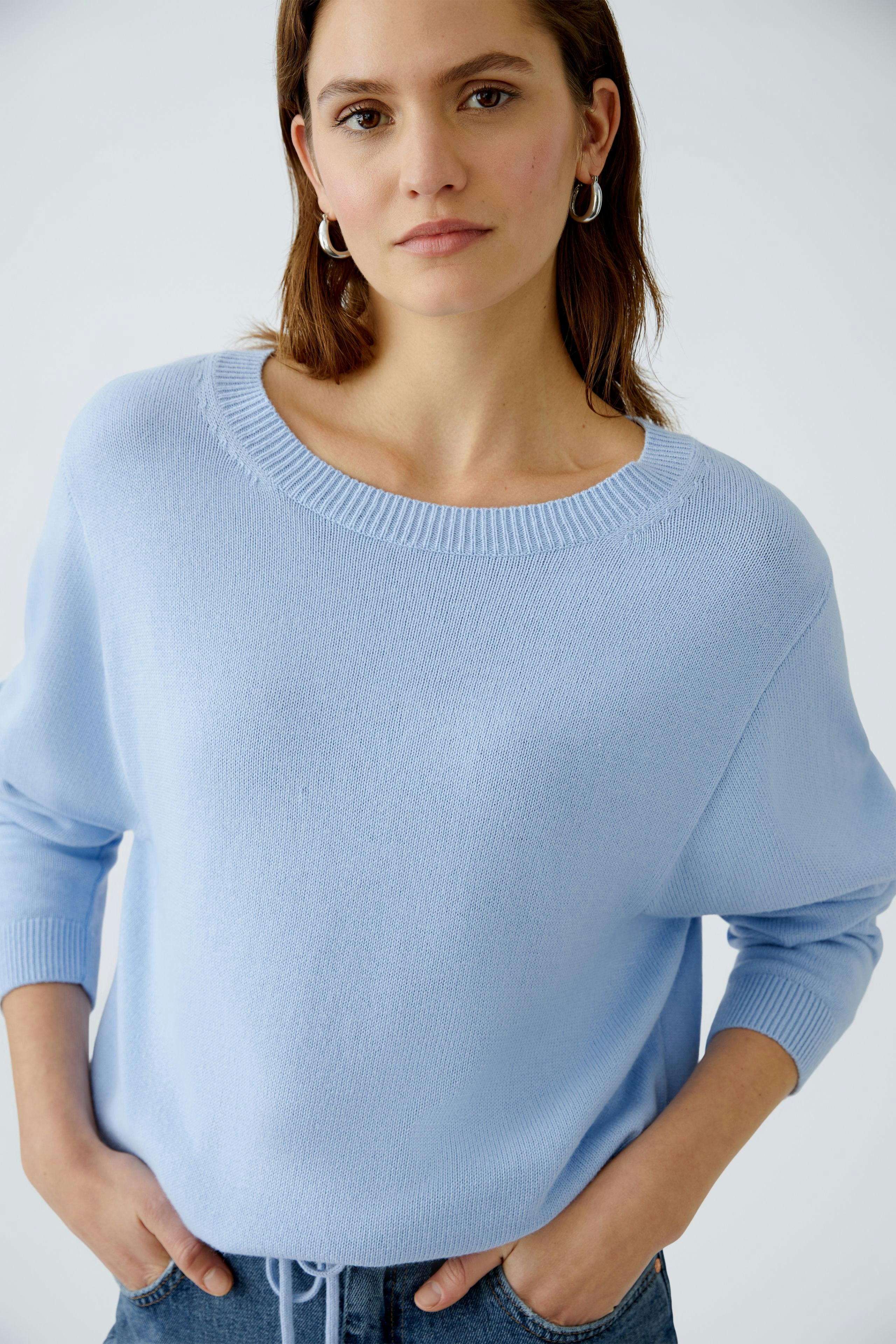 Stylish women's pullover in light blue, featuring a relaxed fit and round neckline.
