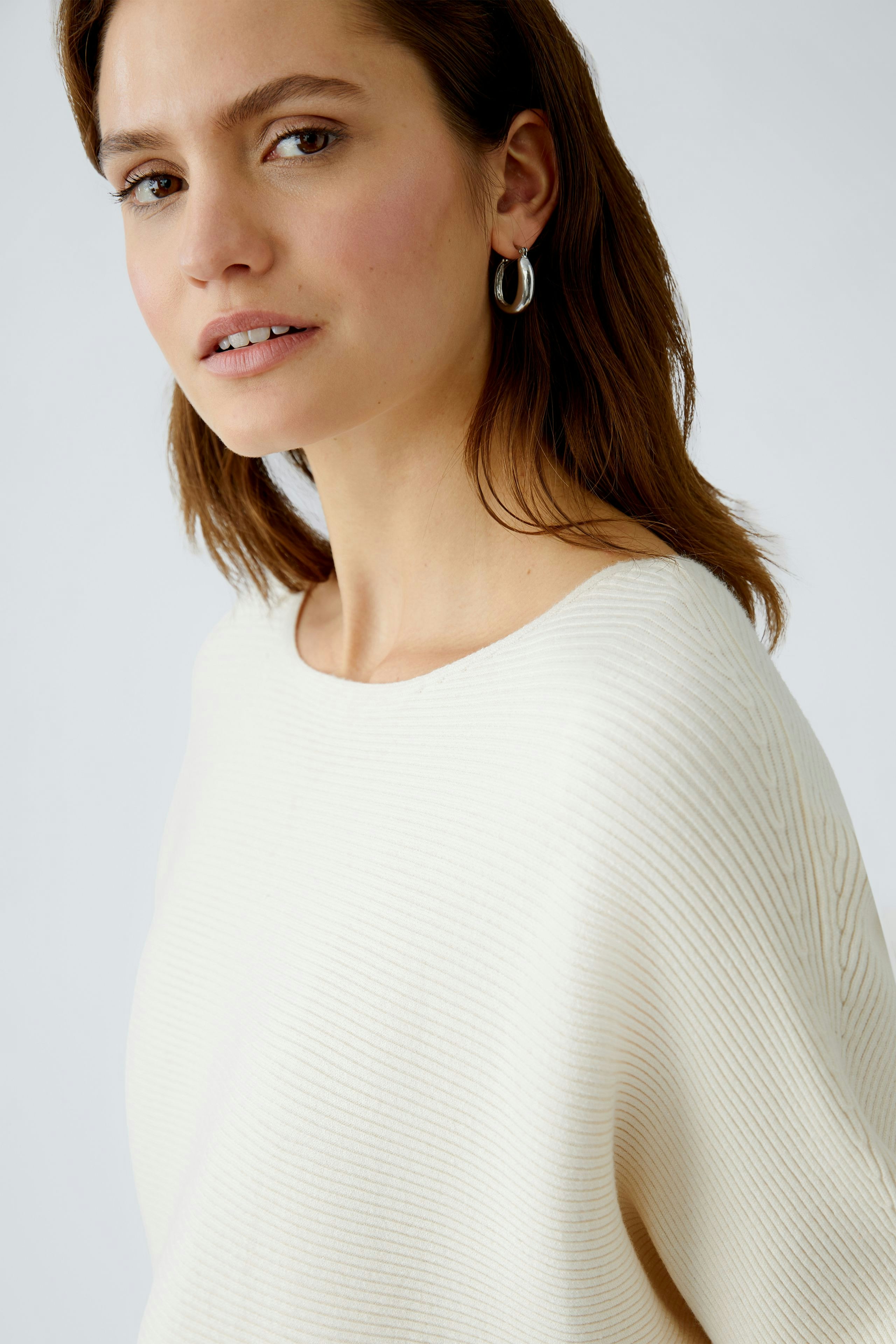 Eleganter Damen-Pullover in Creme mit feiner Struktur, lässig und modern.