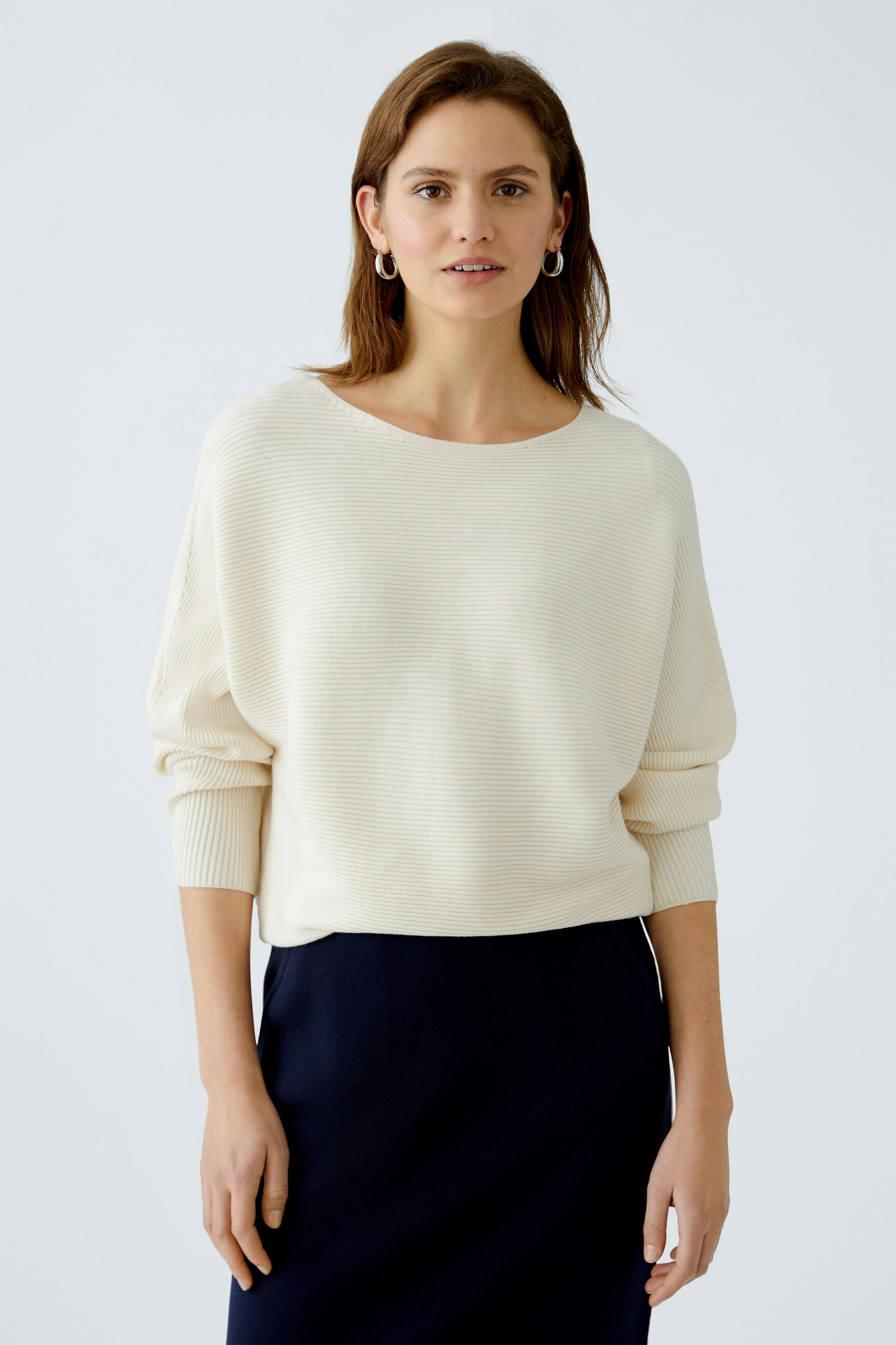 Eleganter Damen-Pullover in Creme, lässig geschnitten, ideal für stilvolle Alltagslooks.