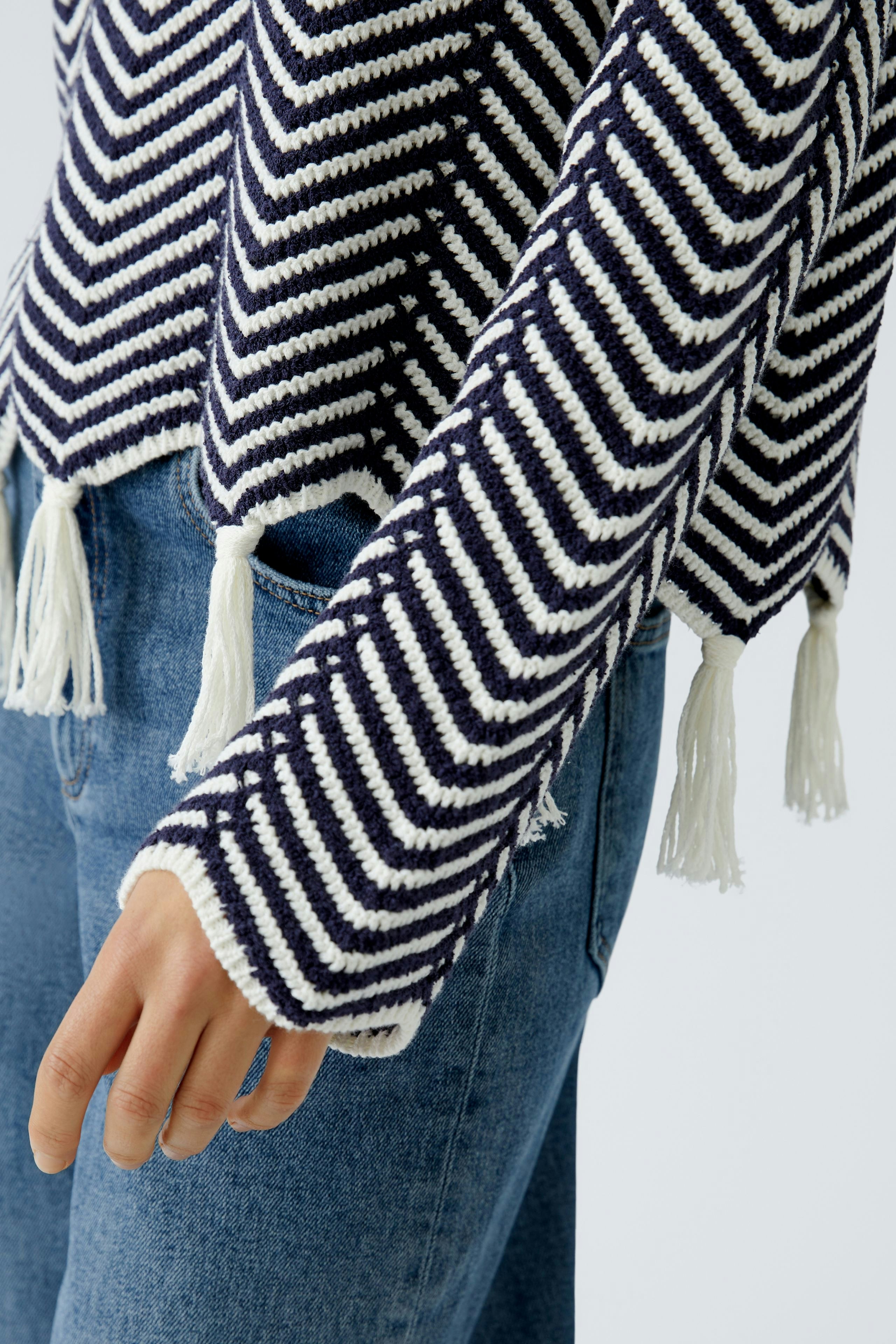 Stylish women's pullover with a zigzag pattern and tassels, perfect for casual outfits.