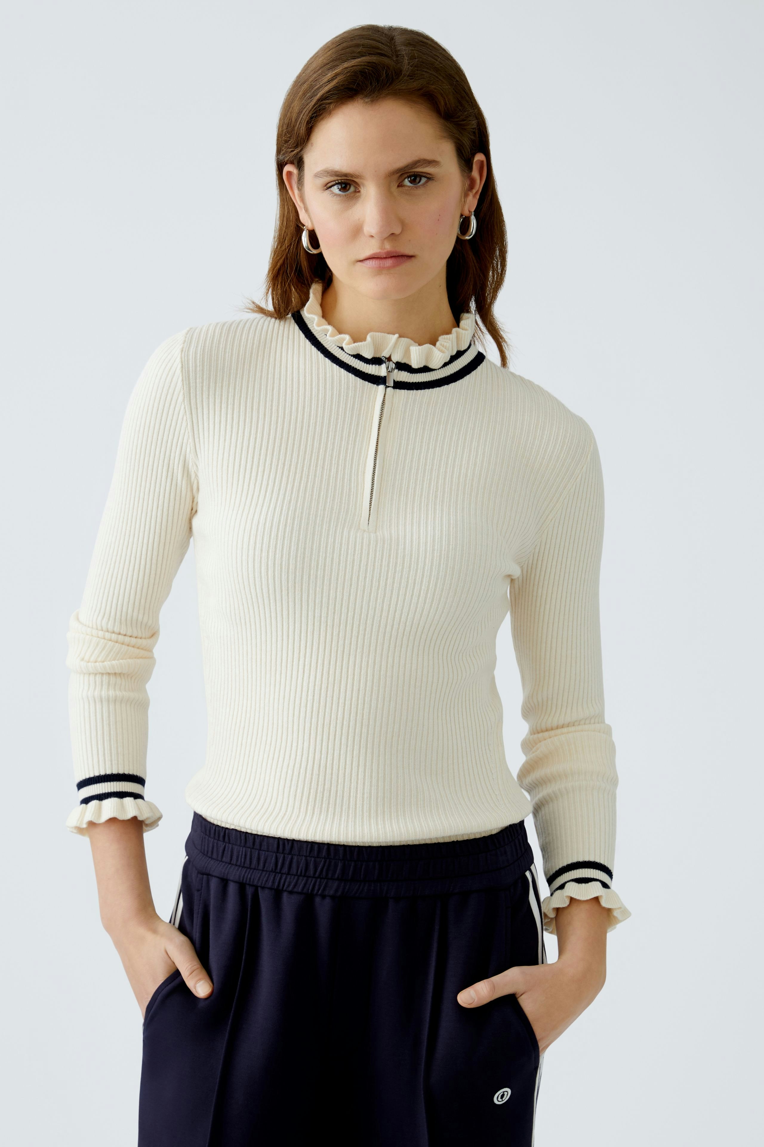 Eleganter Damen-Pullover in Creme mit Rüschendetails und sportlichem Look.