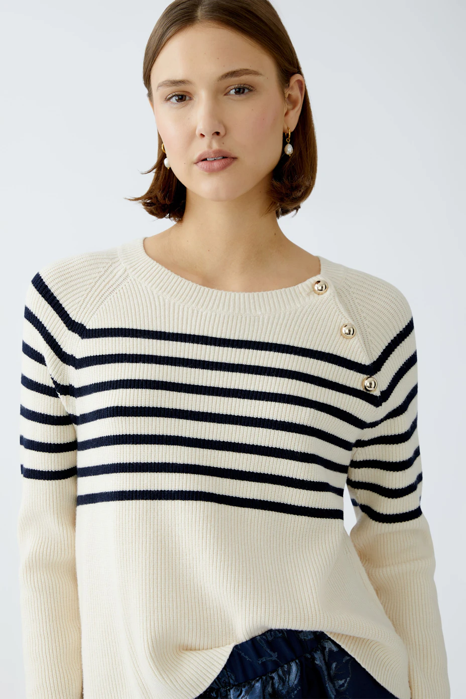 Bequemer Damen-Pullover in Creme mit maritimen Streifen und Knopfdetails, ideal für lässige Outfits.