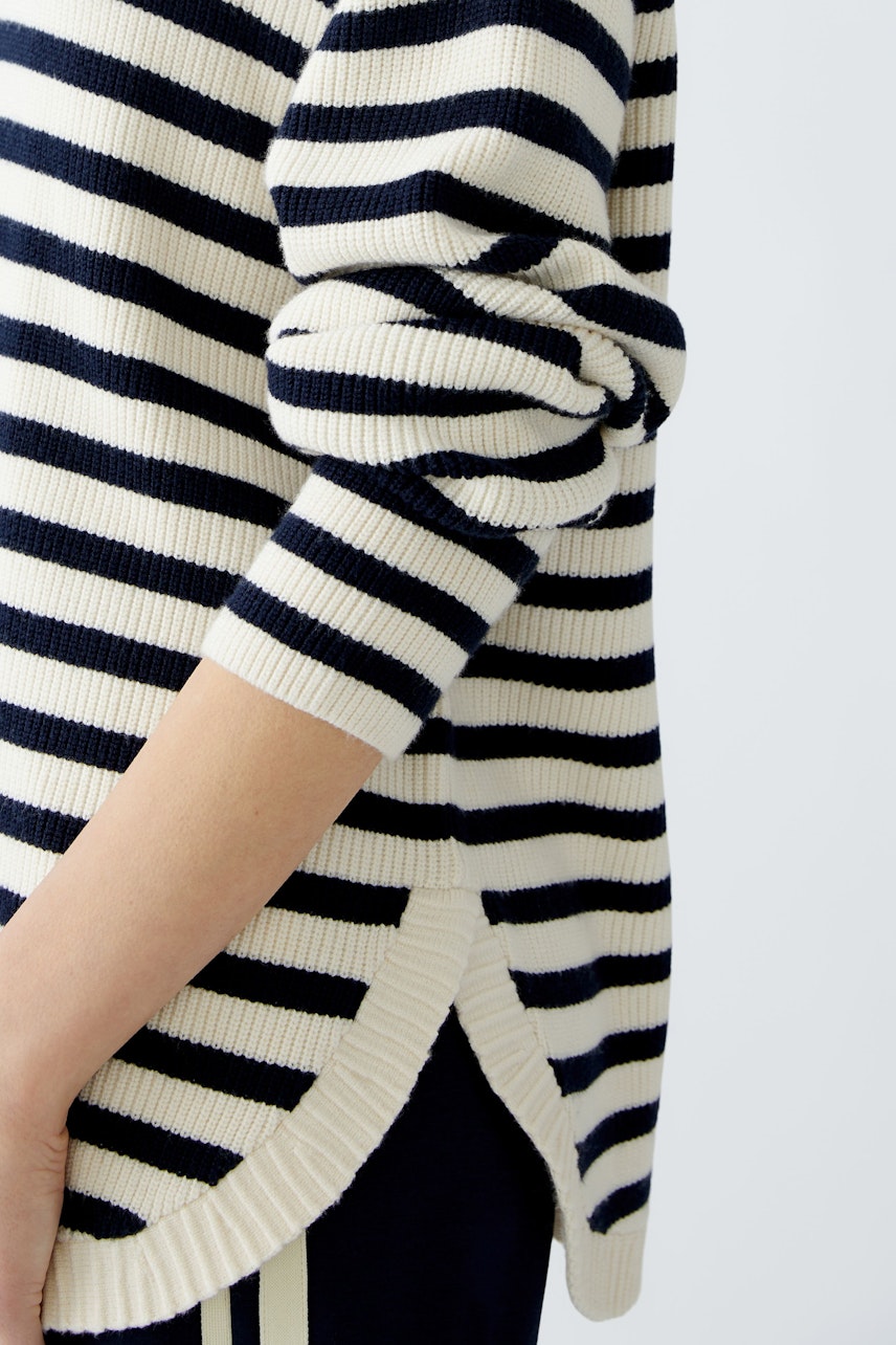 Stylish women's pullover: Close-up of a striped pullover with rolled sleeves, perfect for casual wear.