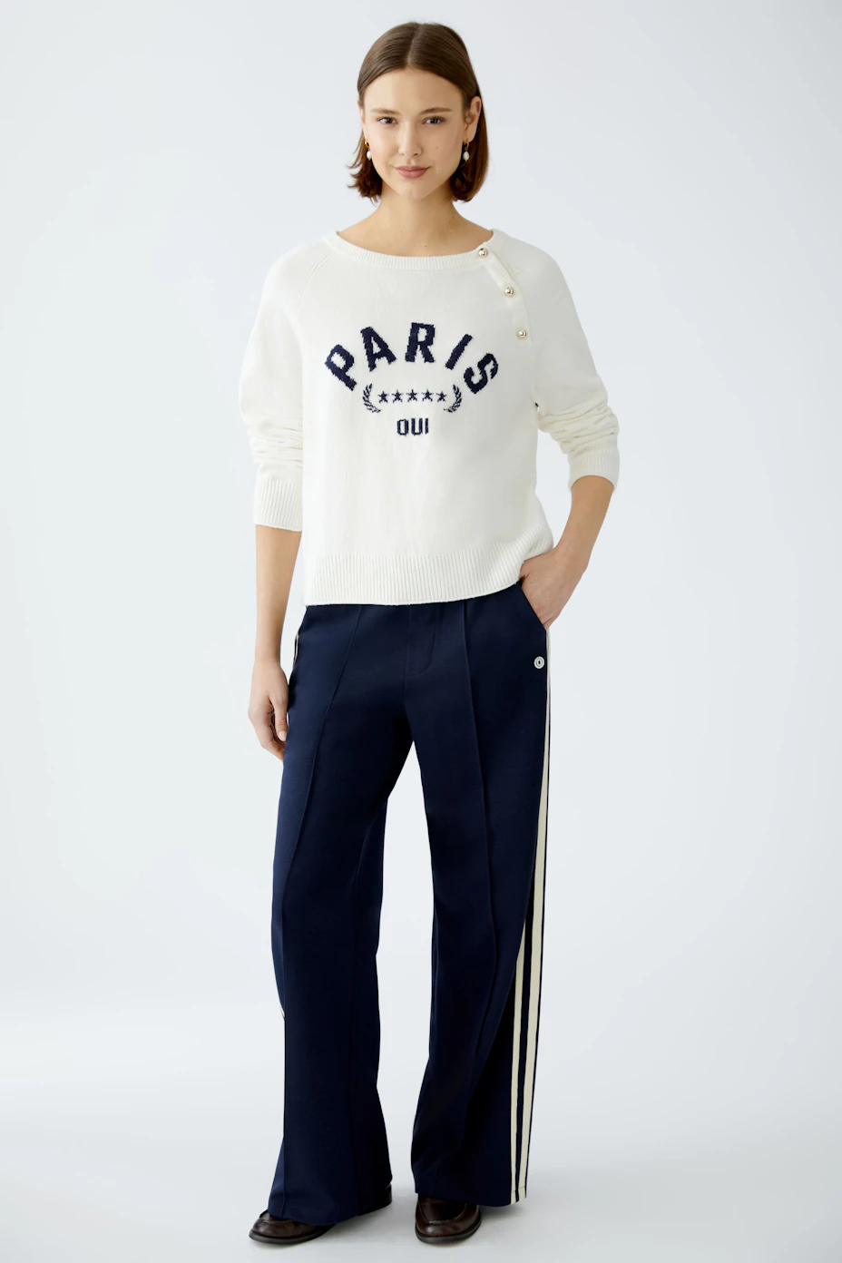 Stylish women's pullover: Cream knit with 'PARIS OUI' lettering and decorative buttons.