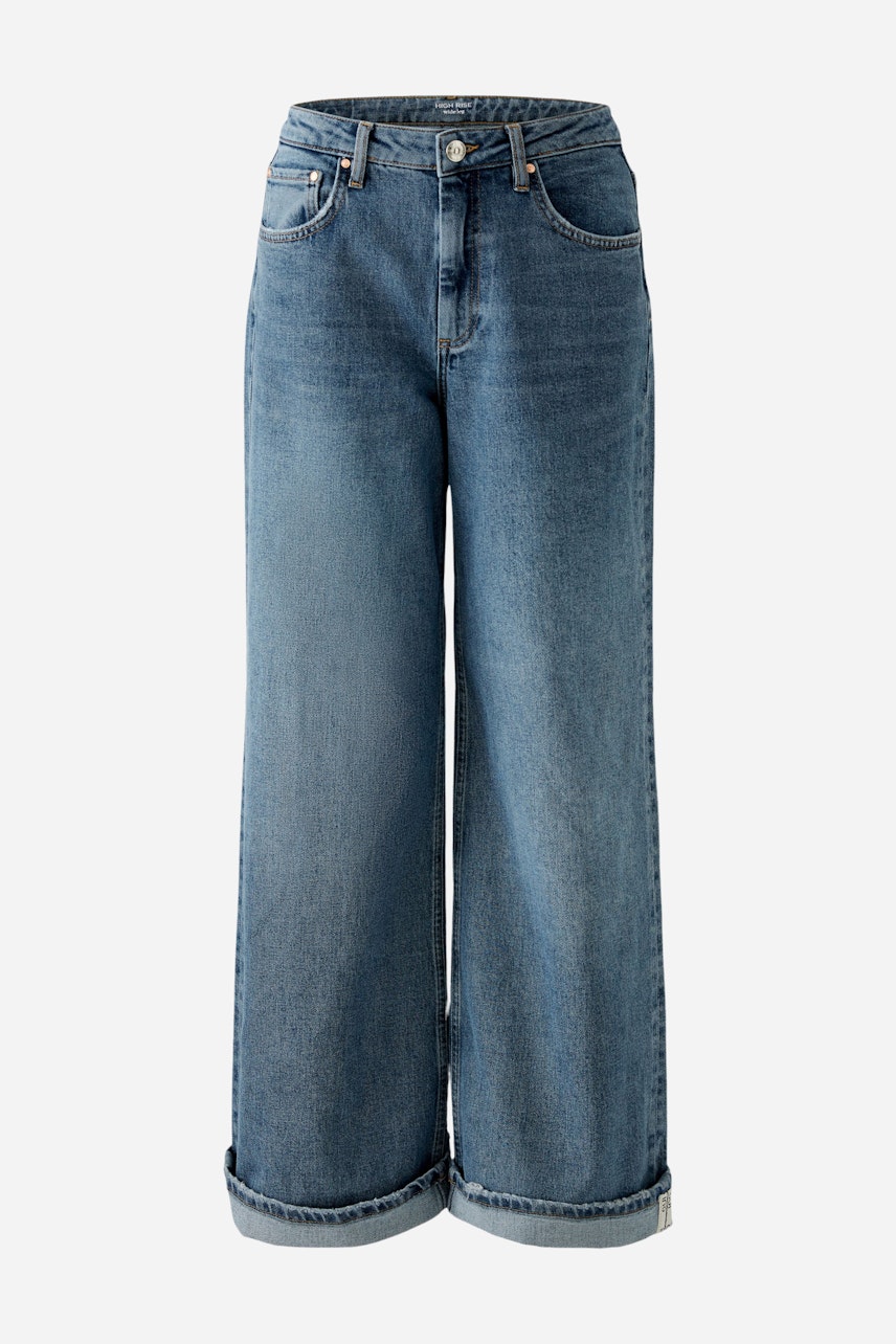 Moderne Damen-Jeans Straight: Weite, lässige Jeans in hellem Denim mit umgeschlagenem Saum.