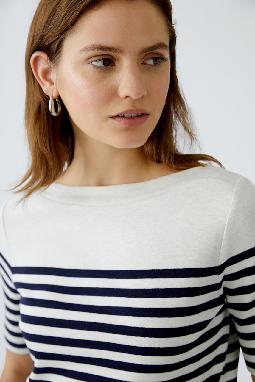 Stylish long-sleeve shirt: Woman in a striped pullover with a relaxed fit, perfect for casual wear.