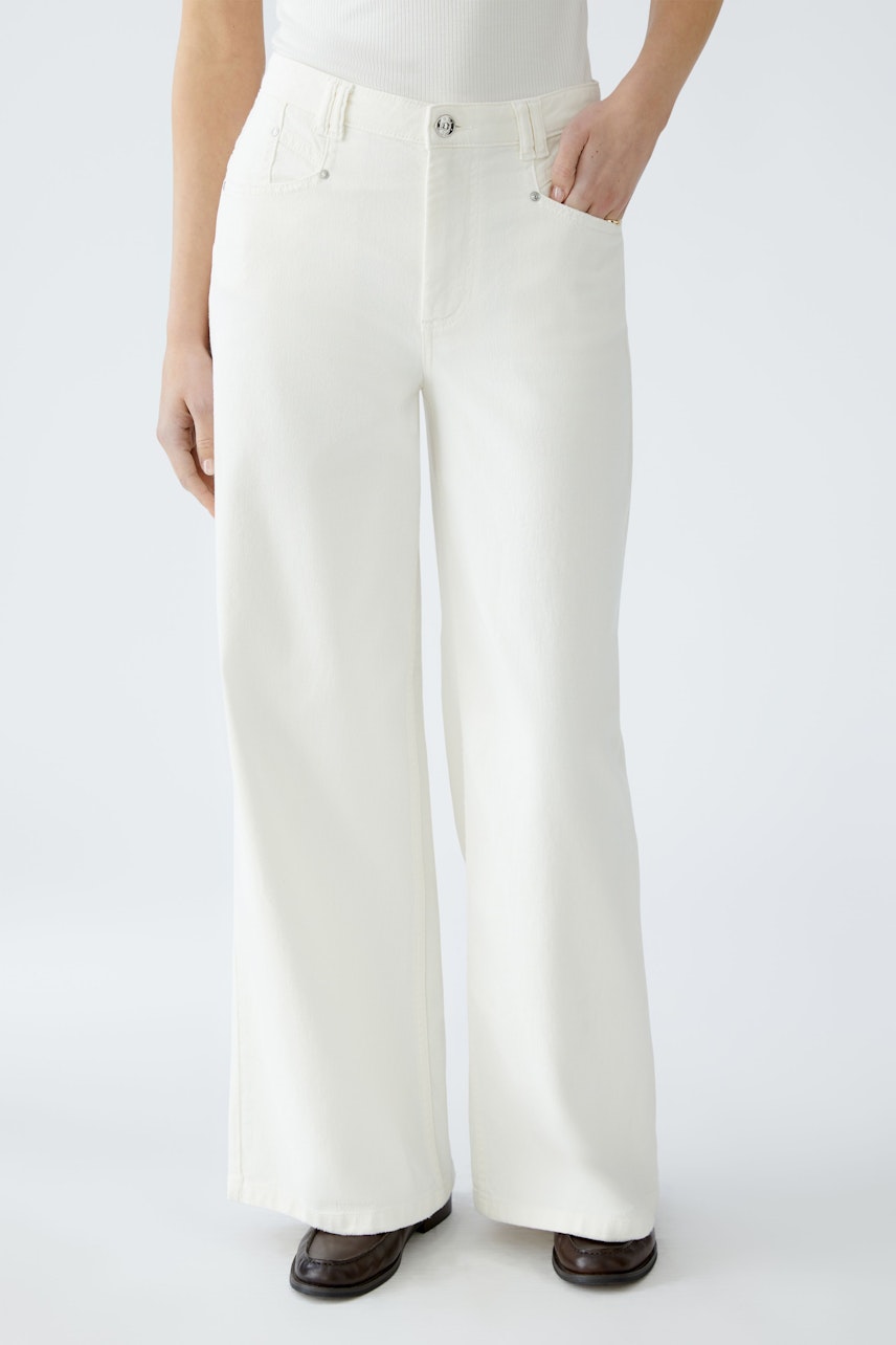 Stylish women's straight jeans in white, featuring a high waist and classic five-pocket design.