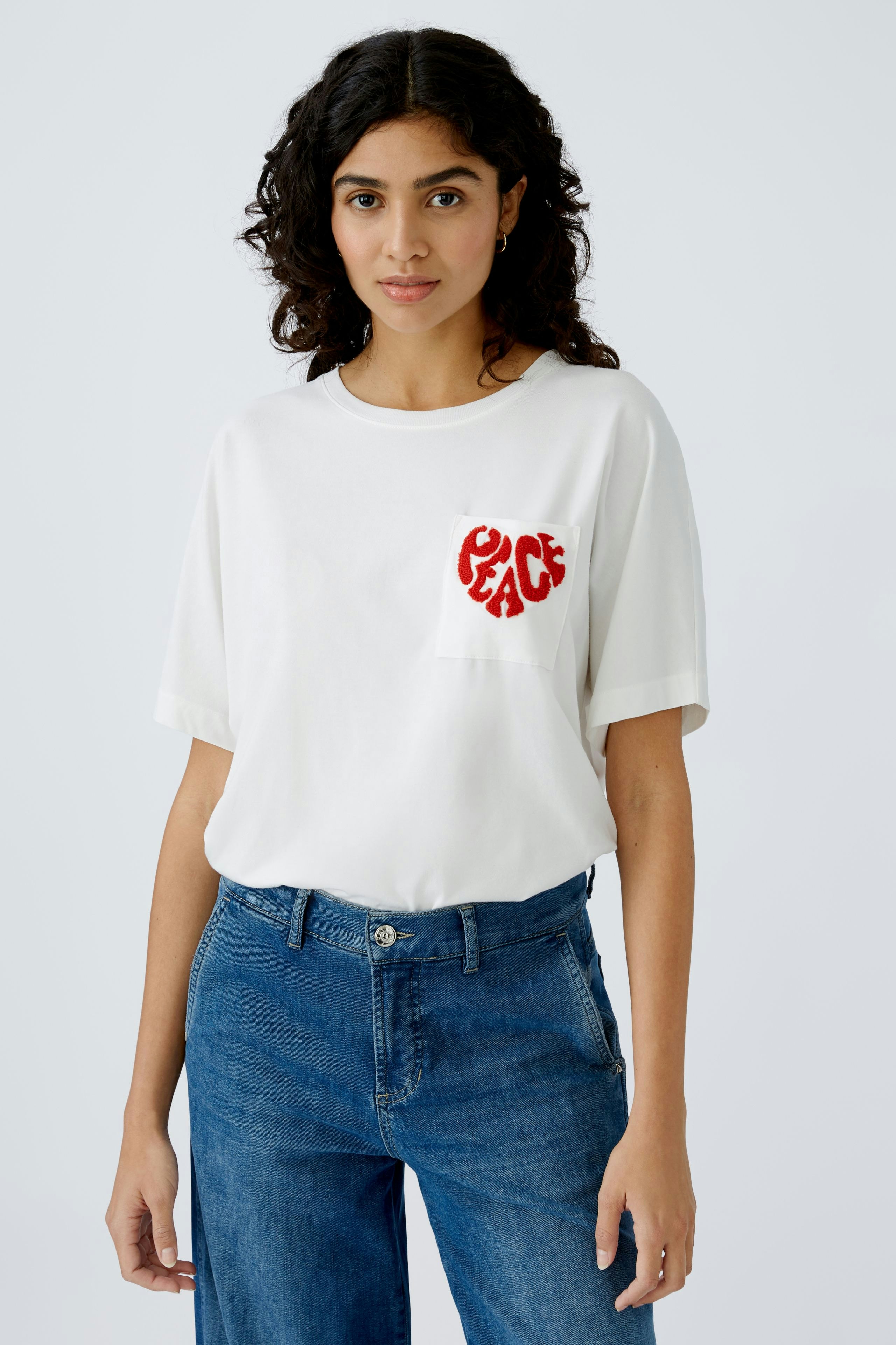 Weißes Damen-T-Shirt mit rotem "PEACE"-Aufdruck auf der Brust, lässig und modern.