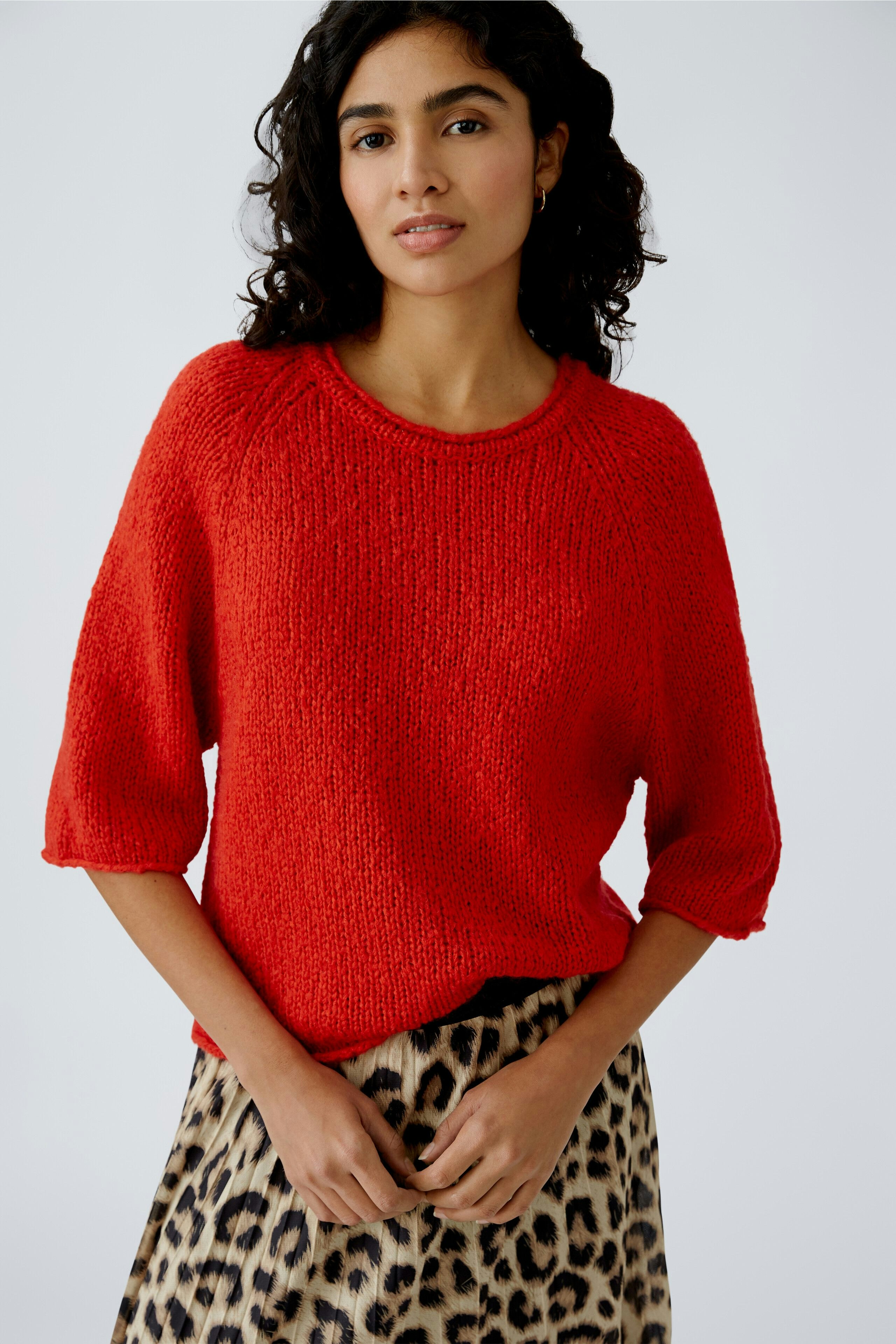 Roter Damen-Pullover: Frau trägt einen lässigen, weichen Pullover mit kurzen Ärmeln.