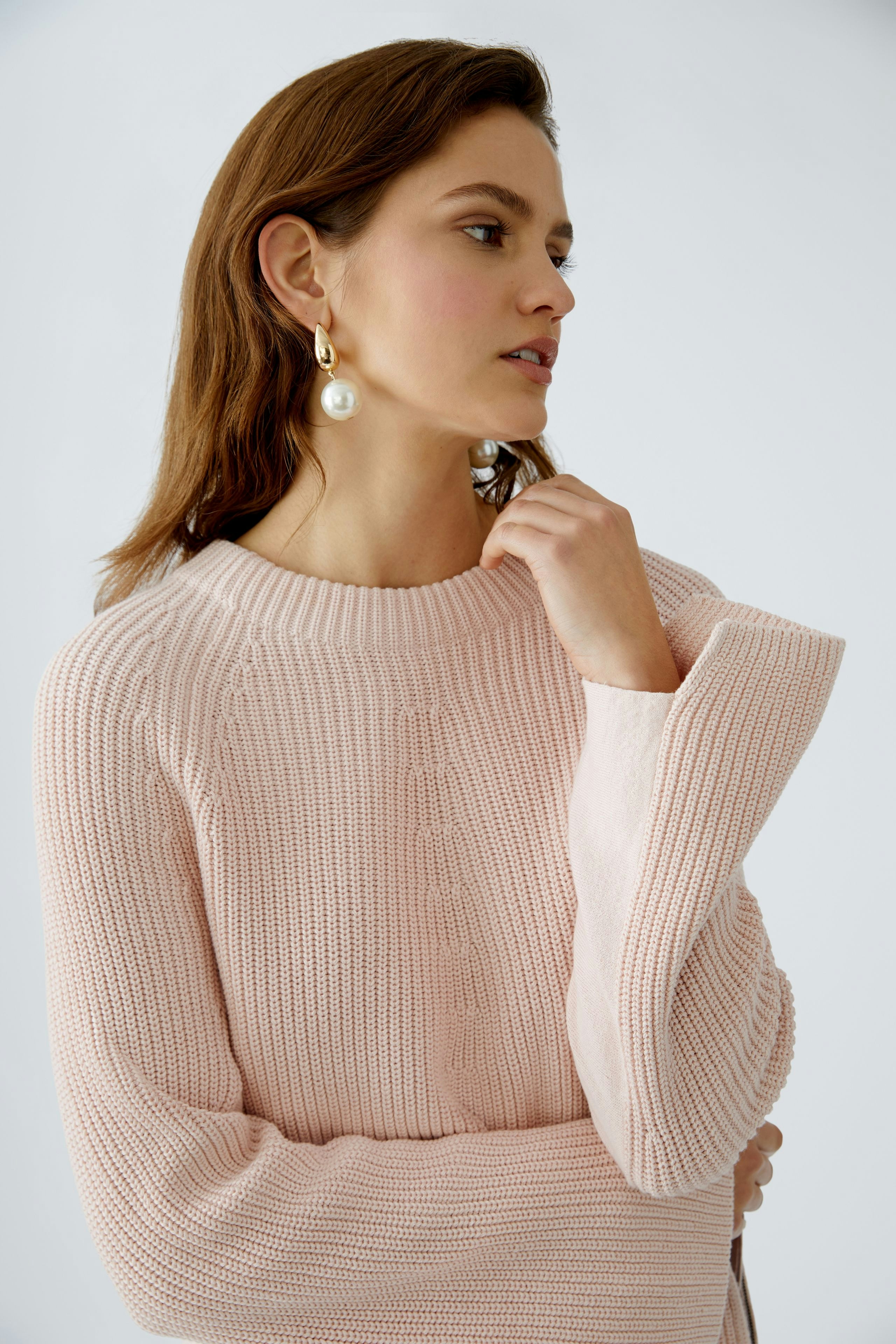 Eleganter Damen-Pullover in zartem Rosa, lässig geschnitten mit weichem Strick.