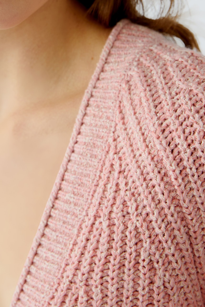 Zarte Damen-Strickjacke in Rosé mit feinem Muster, ideal für lässige Looks.