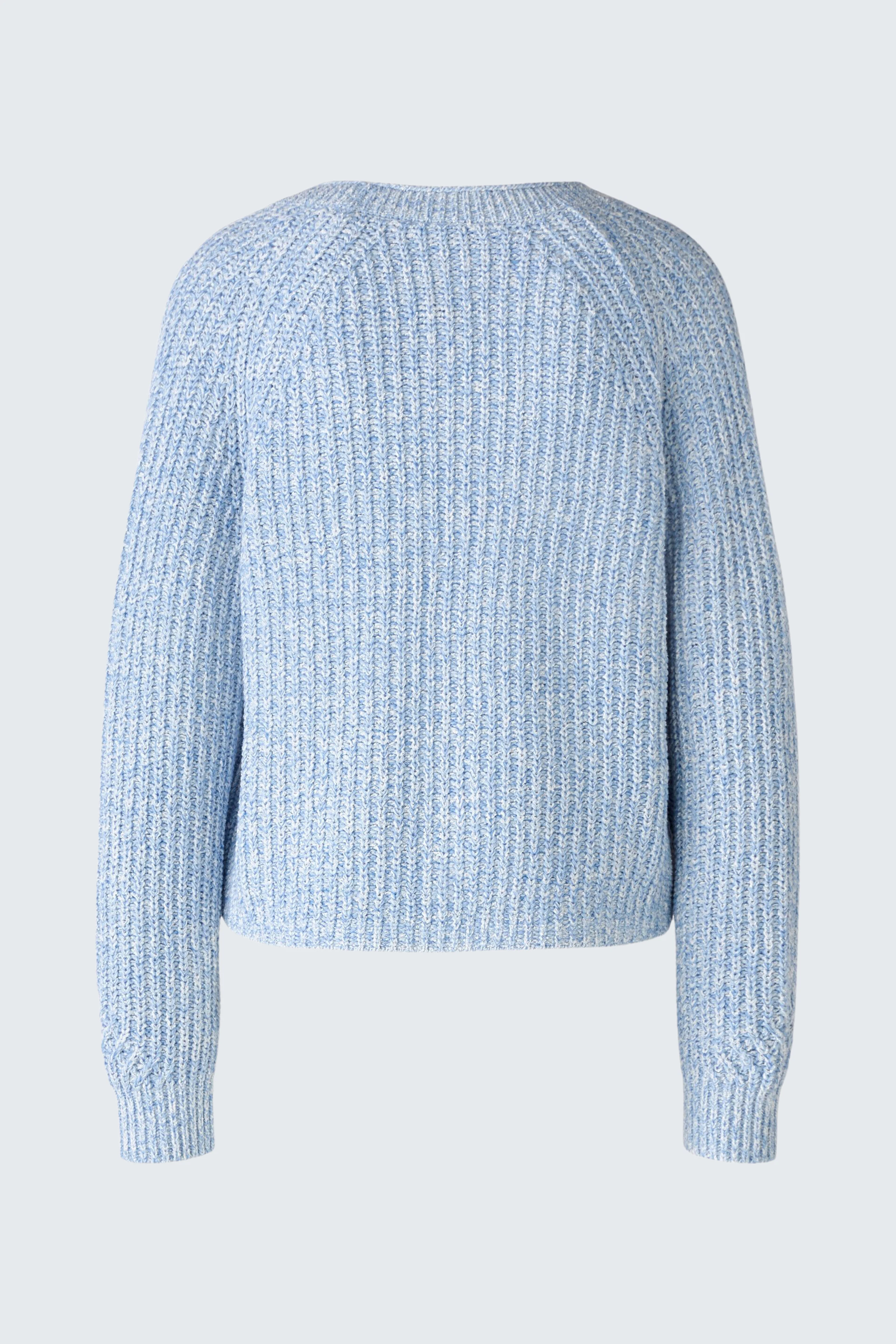 Helle Damen-Strickjacke in sanftem Blau mit lässigem Schnitt und feiner Struktur.