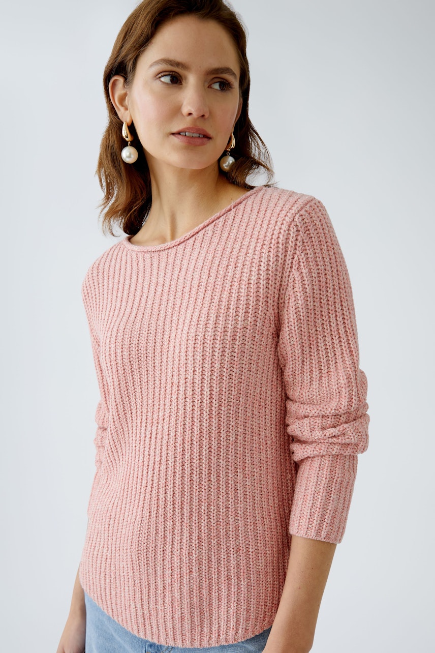 Damen-Pullover: Frau in rosa, strukturiertem Pullover mit lässigem Schnitt und Rundhalsausschnitt.