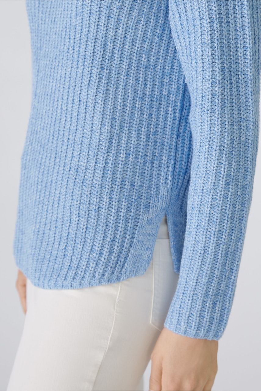 Stylish women's pullover in light blue with a ribbed texture, perfect for casual outfits.