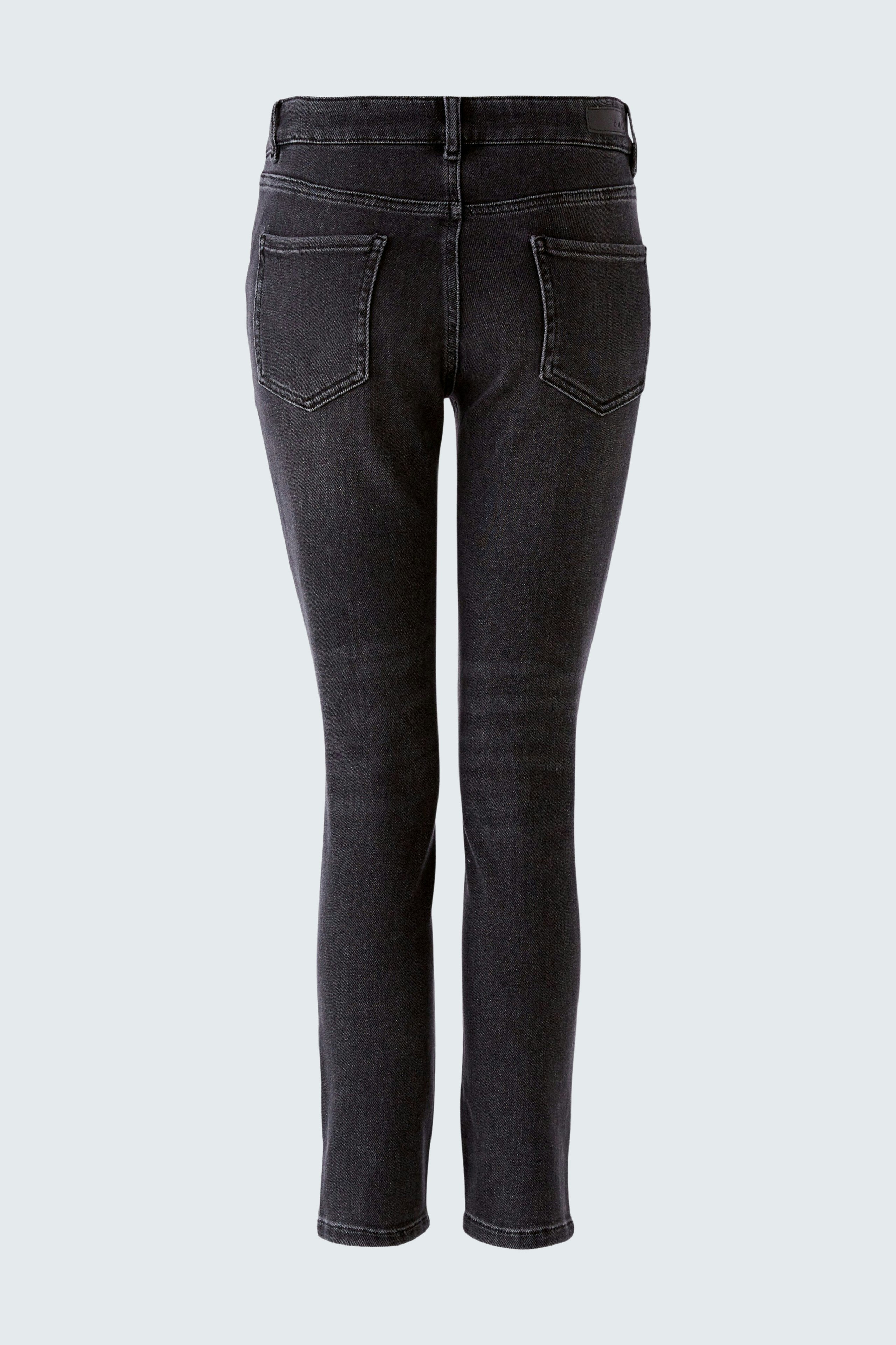 Skinny jeans: Stylish women's black skinny jeans with a sleek fit and classic design.