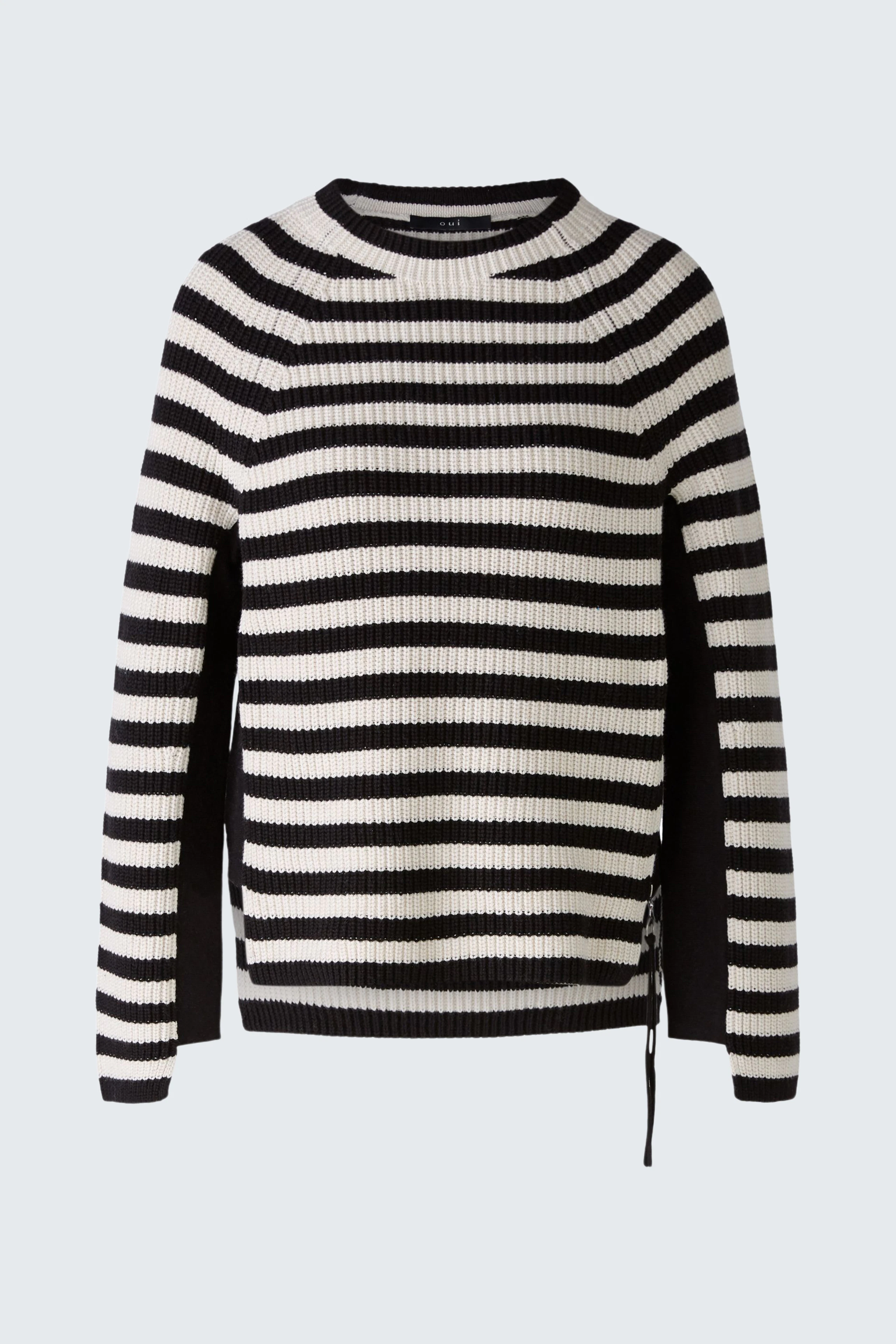 Stylish women's pullover: Black and white striped design with a relaxed fit.