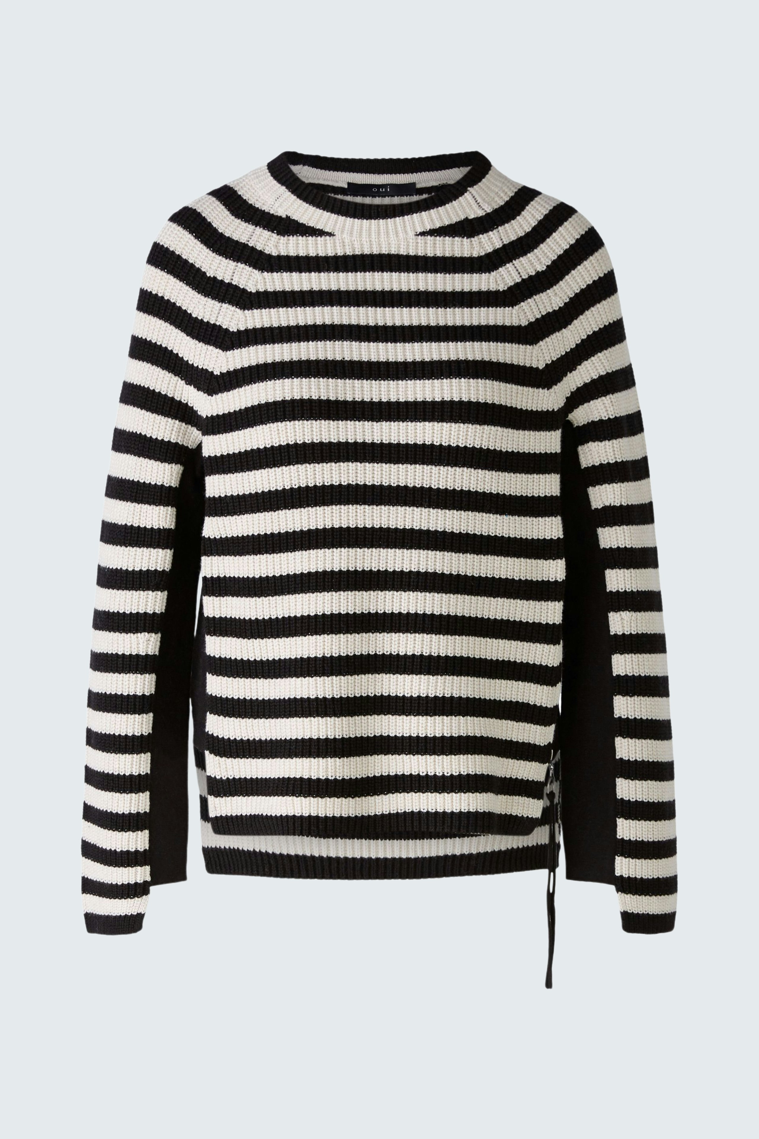 Stylish women's pullover: Black and white striped design with a relaxed fit.