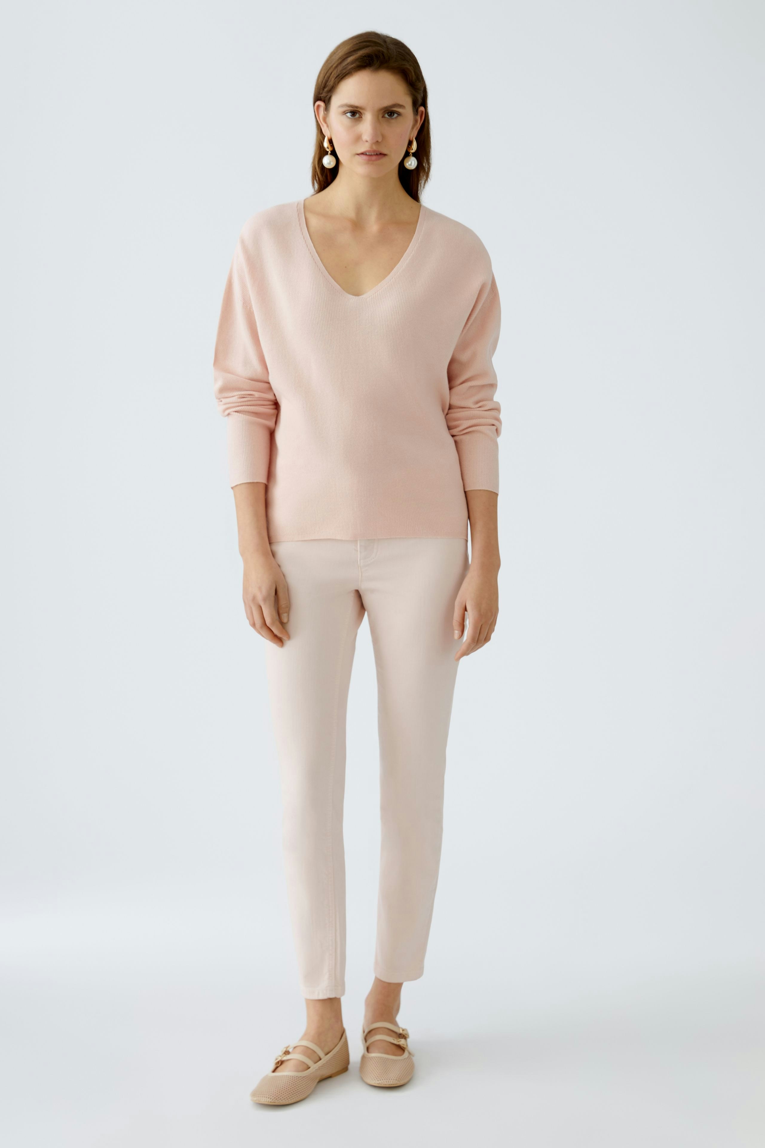 Stylish women's pullover in soft pink, featuring a V-neck and relaxed fit, perfect for casual wear.
