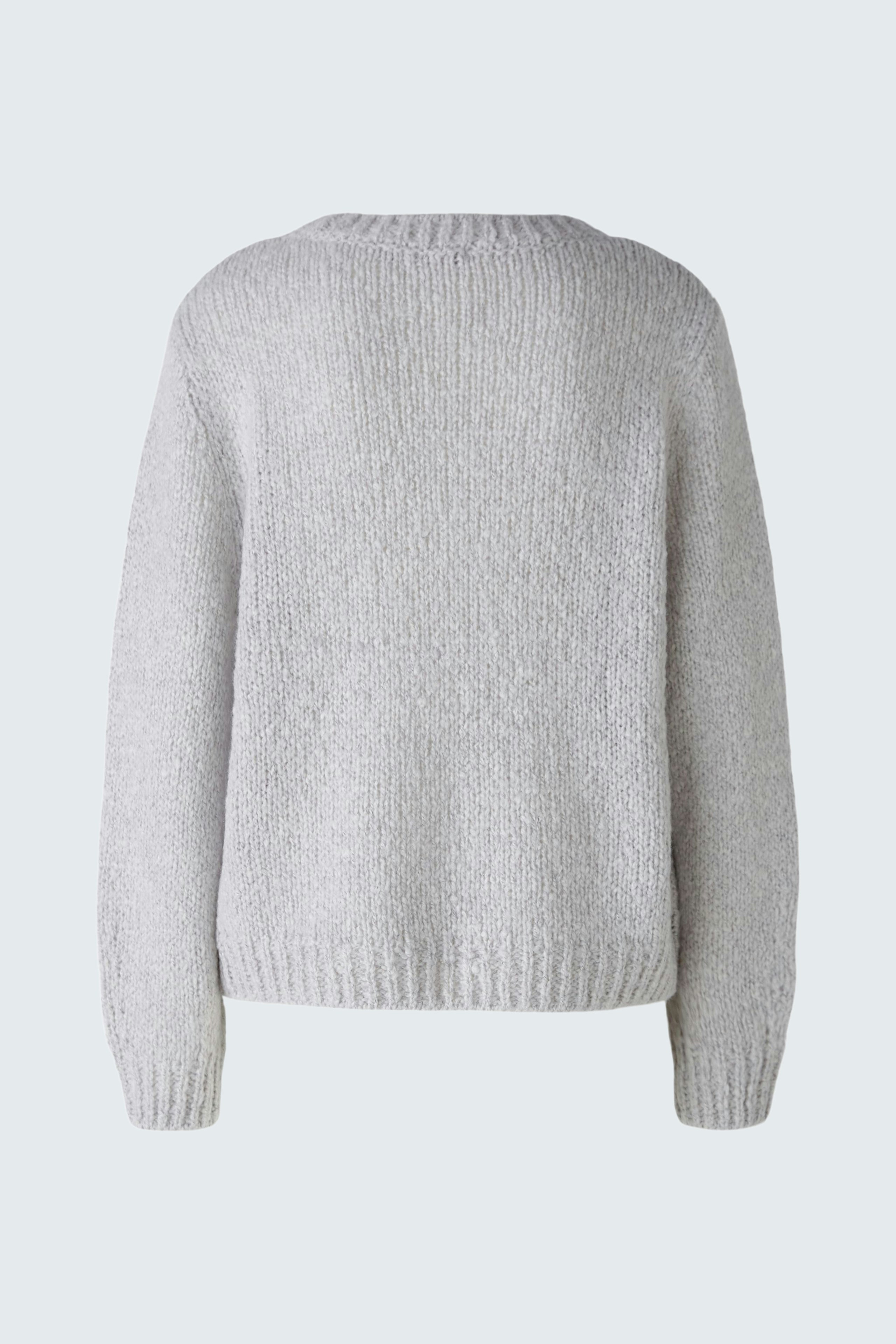 Cozy women's pullover in soft gray, featuring a relaxed fit and long sleeves.