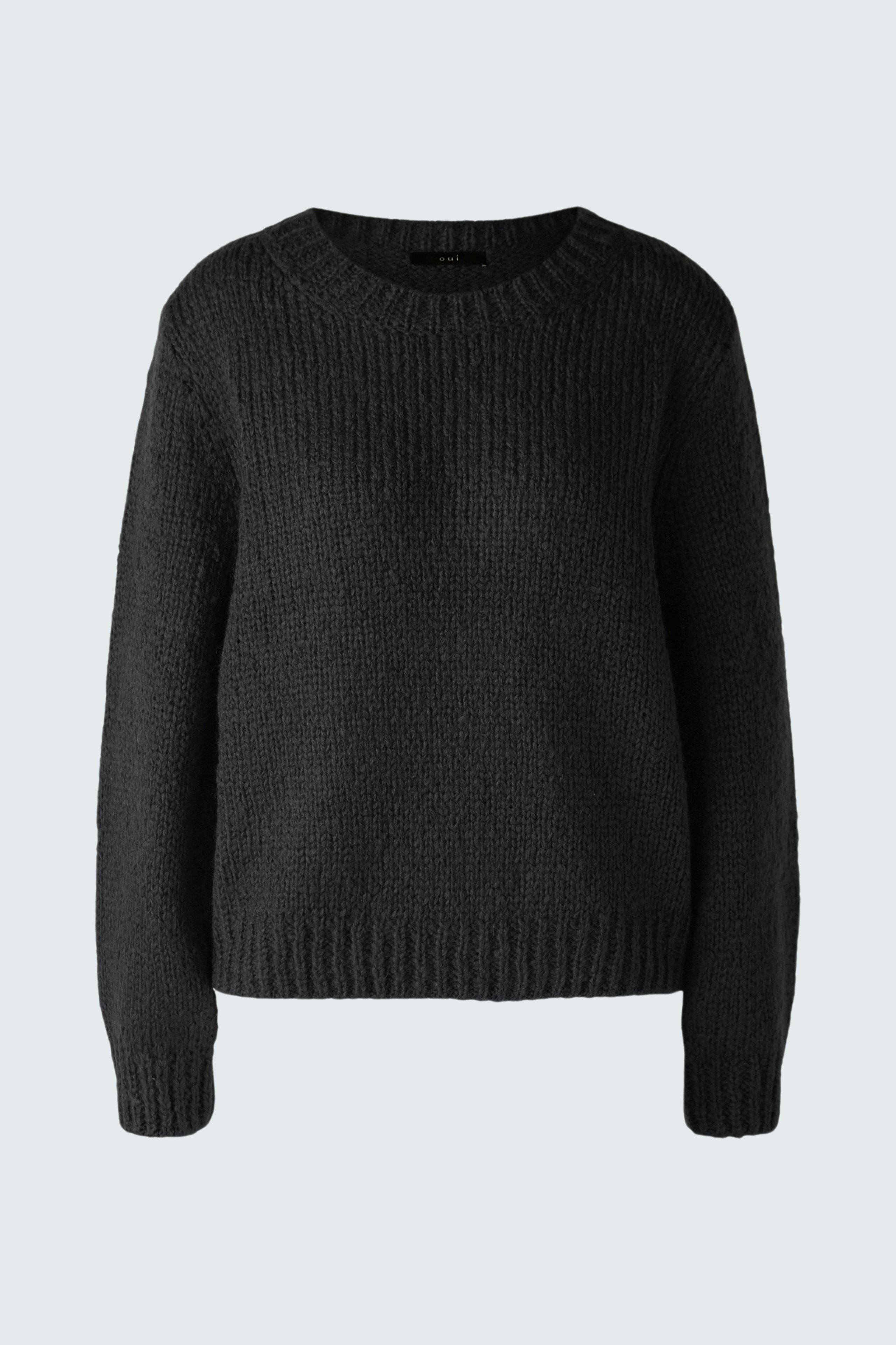 Stylish women's pullover in black, featuring a cozy knit design and classic crew neck.