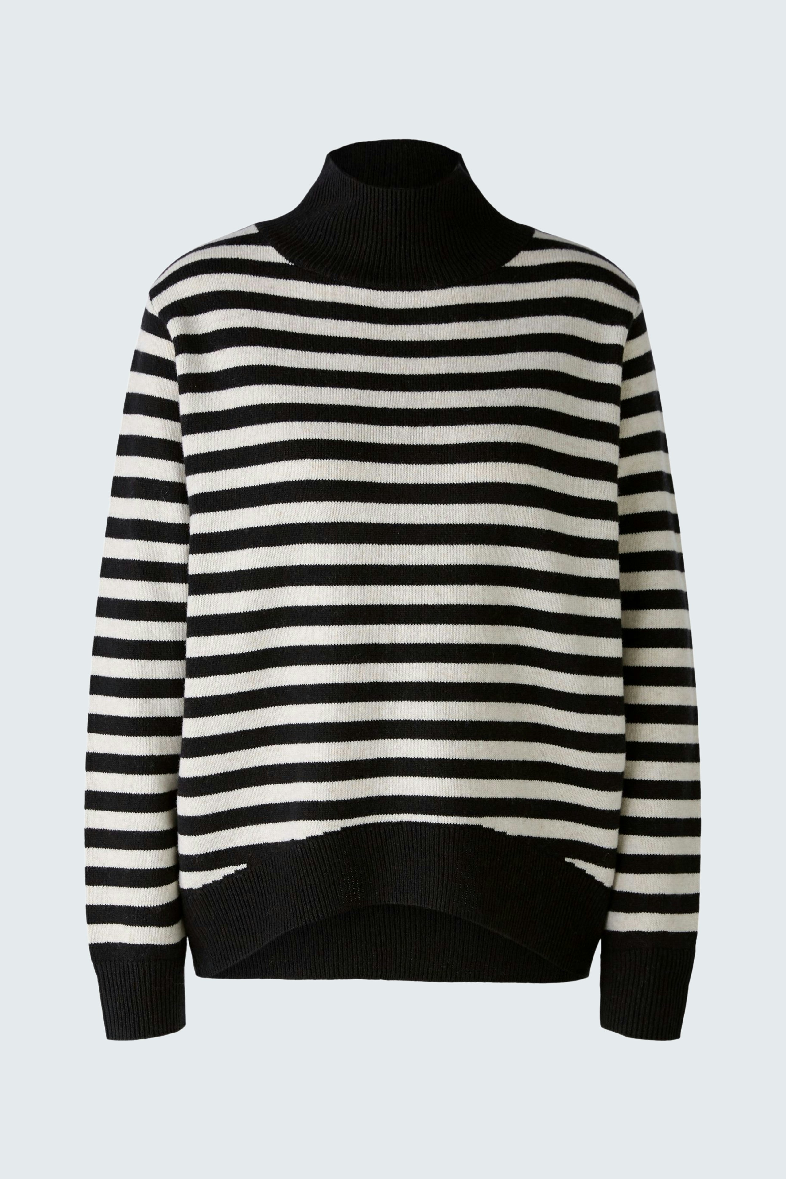 Gestreifter Damen-Pullover in Schwarz und Weiß mit hohem Kragen für einen modernen Look.