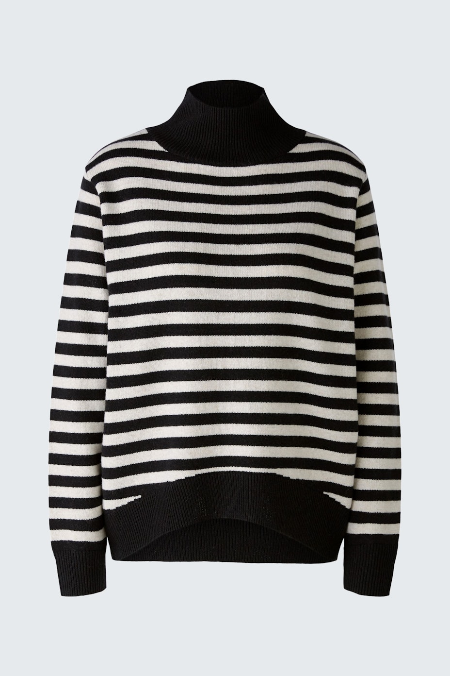 Stylish women's pullover: Black and white striped design with a cozy turtleneck.