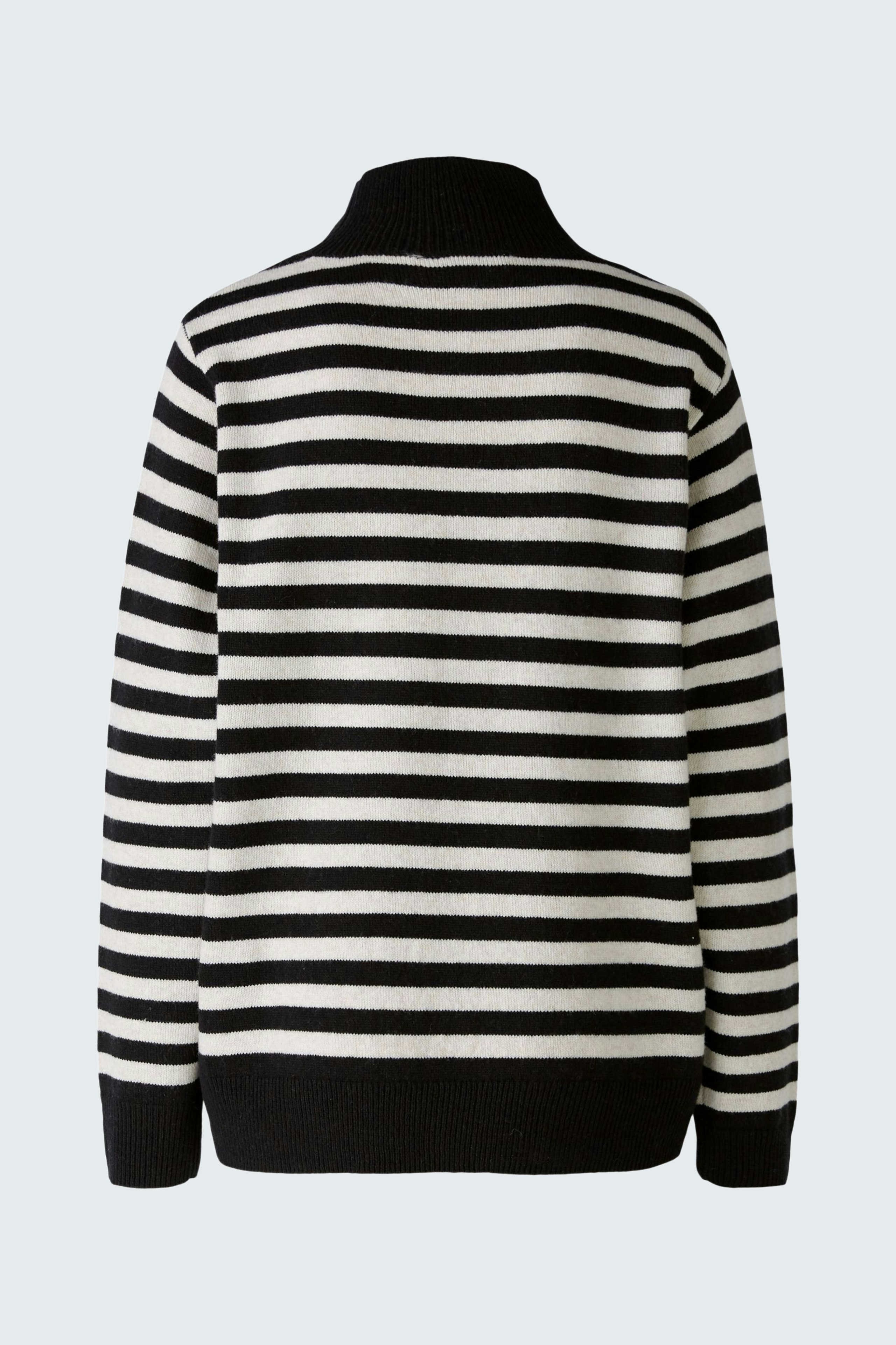 Gestreifter Damen-Pullover: Rückansicht eines bequemen, schwarz-weißen Pullovers mit Stehkragen.
