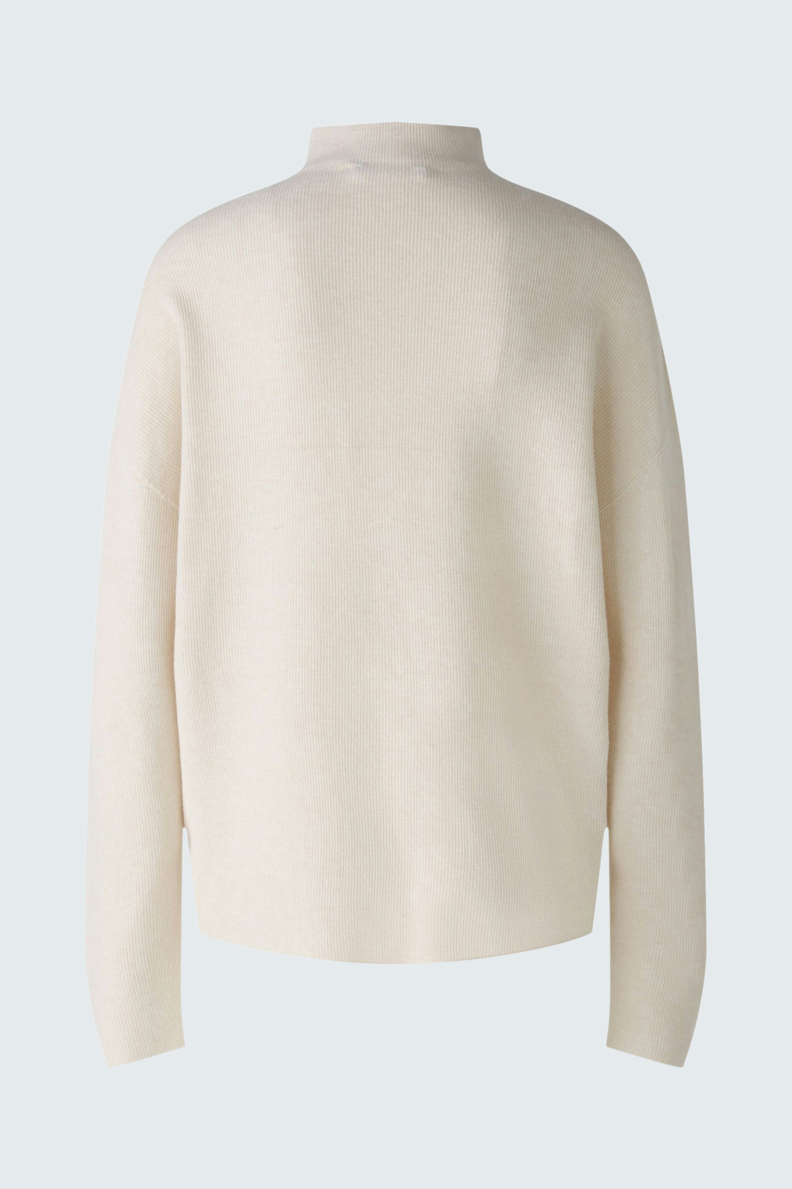 Elegant women's pullover: Soft cream-colored pullover with a high neck, perfect for a chic look.