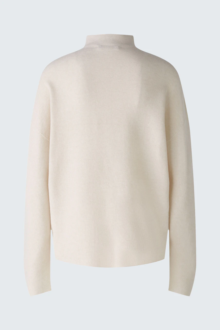 Eleganter Damen-Pullover in hellem Beige mit hohem Kragen, ideal für einen modernen Look.