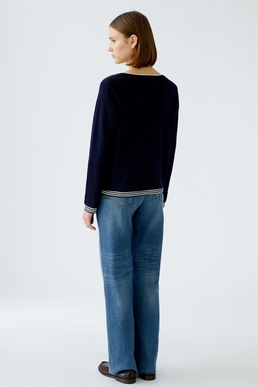 Damen-Pullover: Frau in navy Pullover mit gestreiftem Saum, lässig und modern.