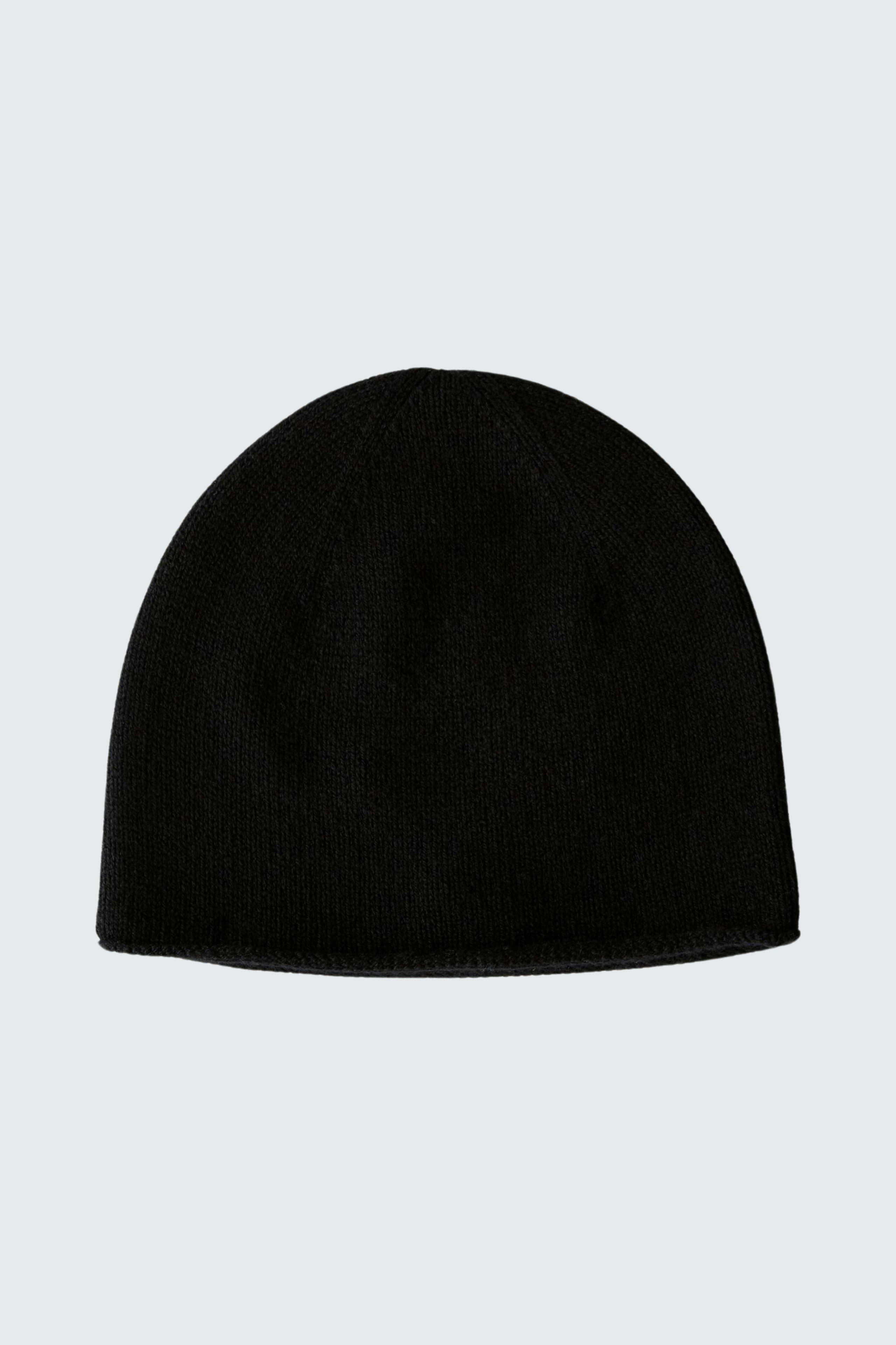 Schlichte schwarze Mütze: Elegante Damenmütze aus weichem Material für kalte Tage.