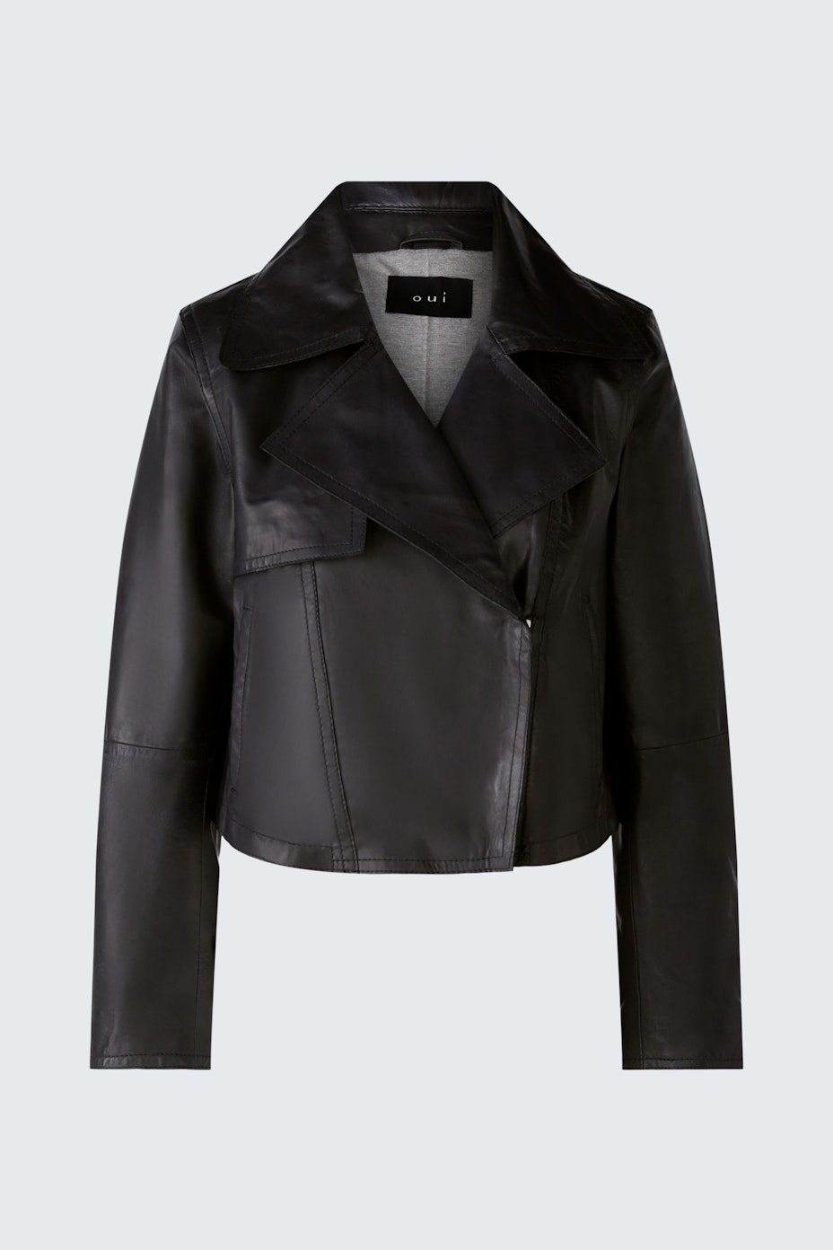 Stylish women's biker jacket in black leather with a classic collar and a fitted silhouette.