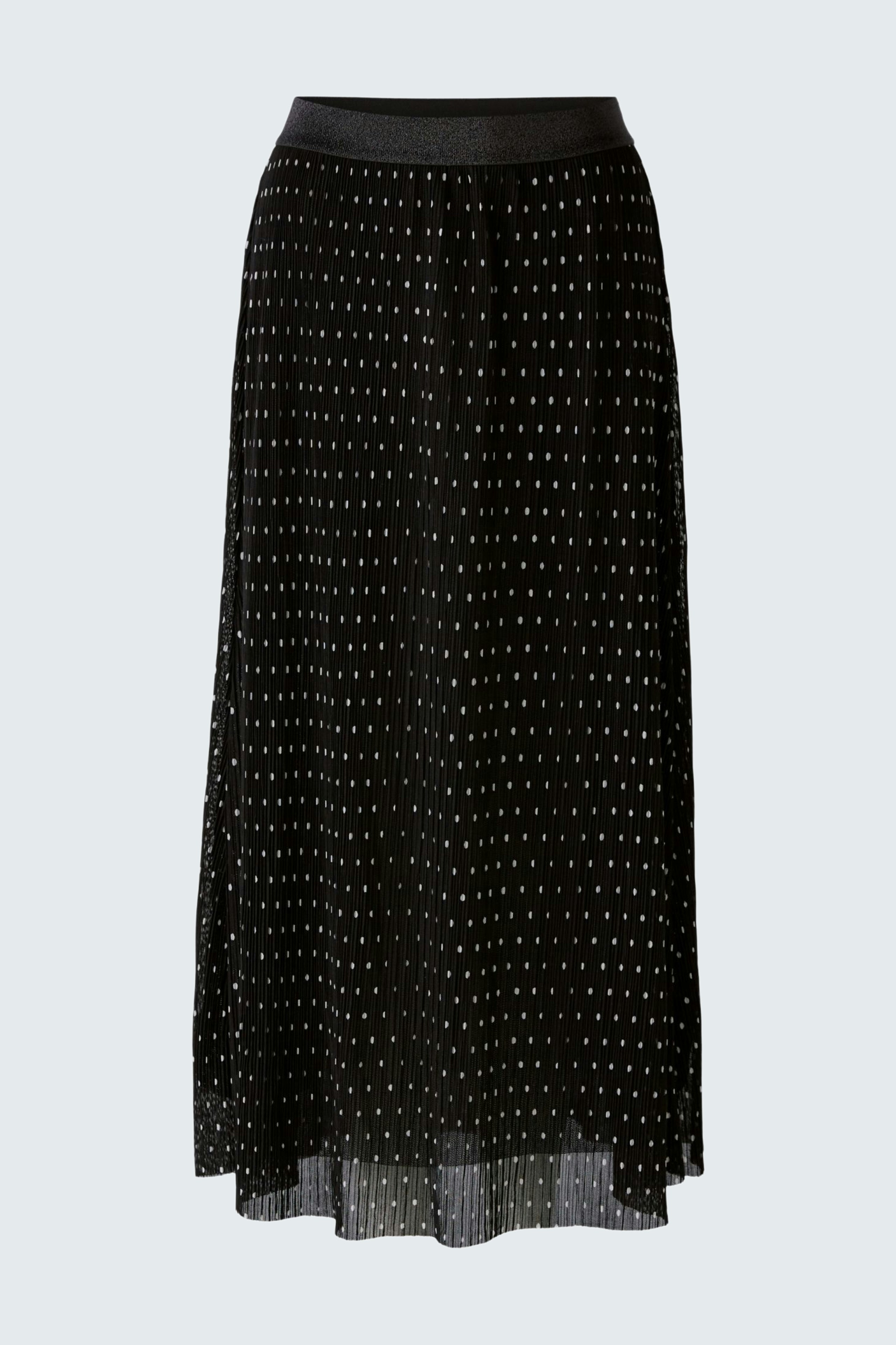 Elegant pleated skirt: A stylish black skirt with a flowy design, perfect for any occasion.
