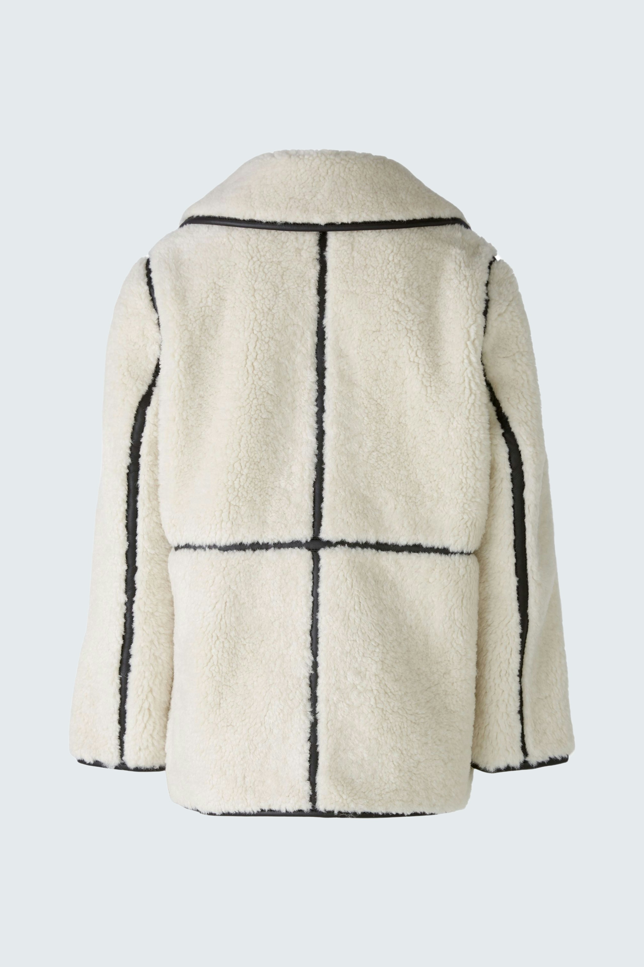 Bequeme Outdoorjacke: Weiße Damenjacke mit schwarzem Muster, ideal für kühle Tage.