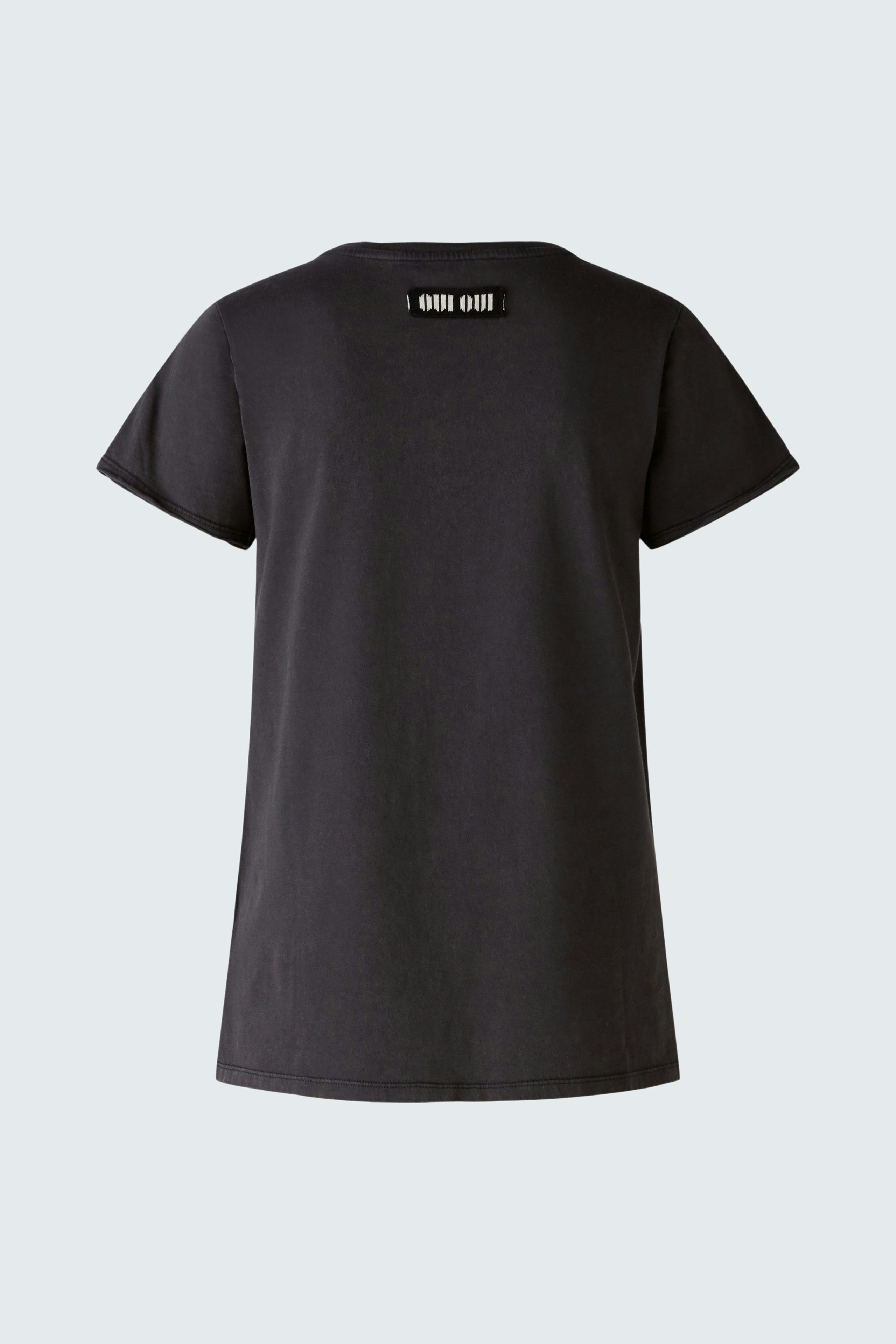 Stylish women's T-shirt in black, featuring a relaxed fit and soft fabric for everyday comfort.