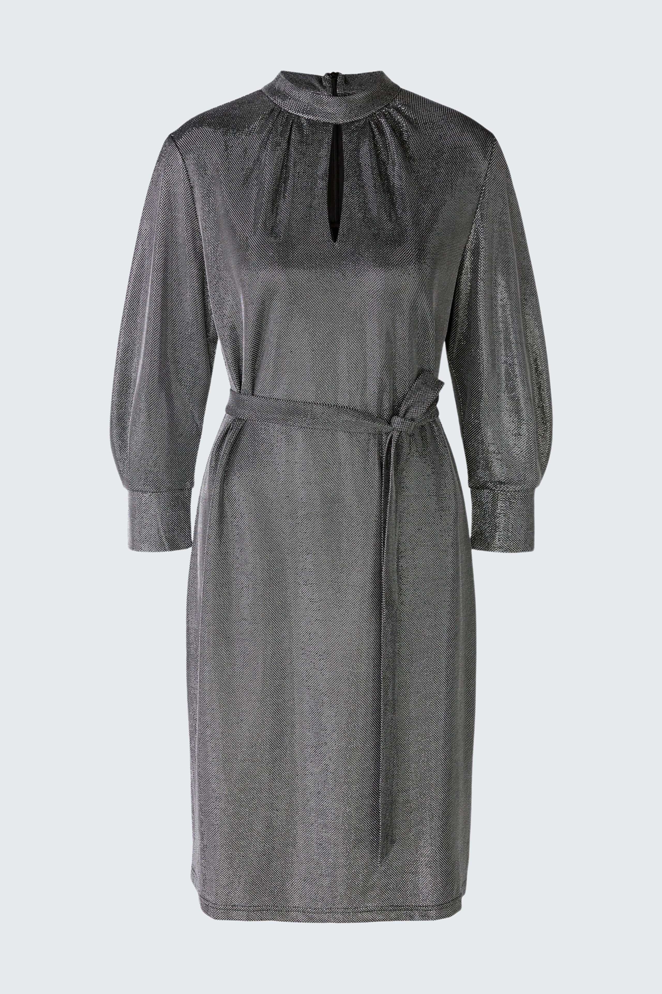 Elegantes Abendkleid in Grau mit Bindegürtel und schickem Stehkragen.