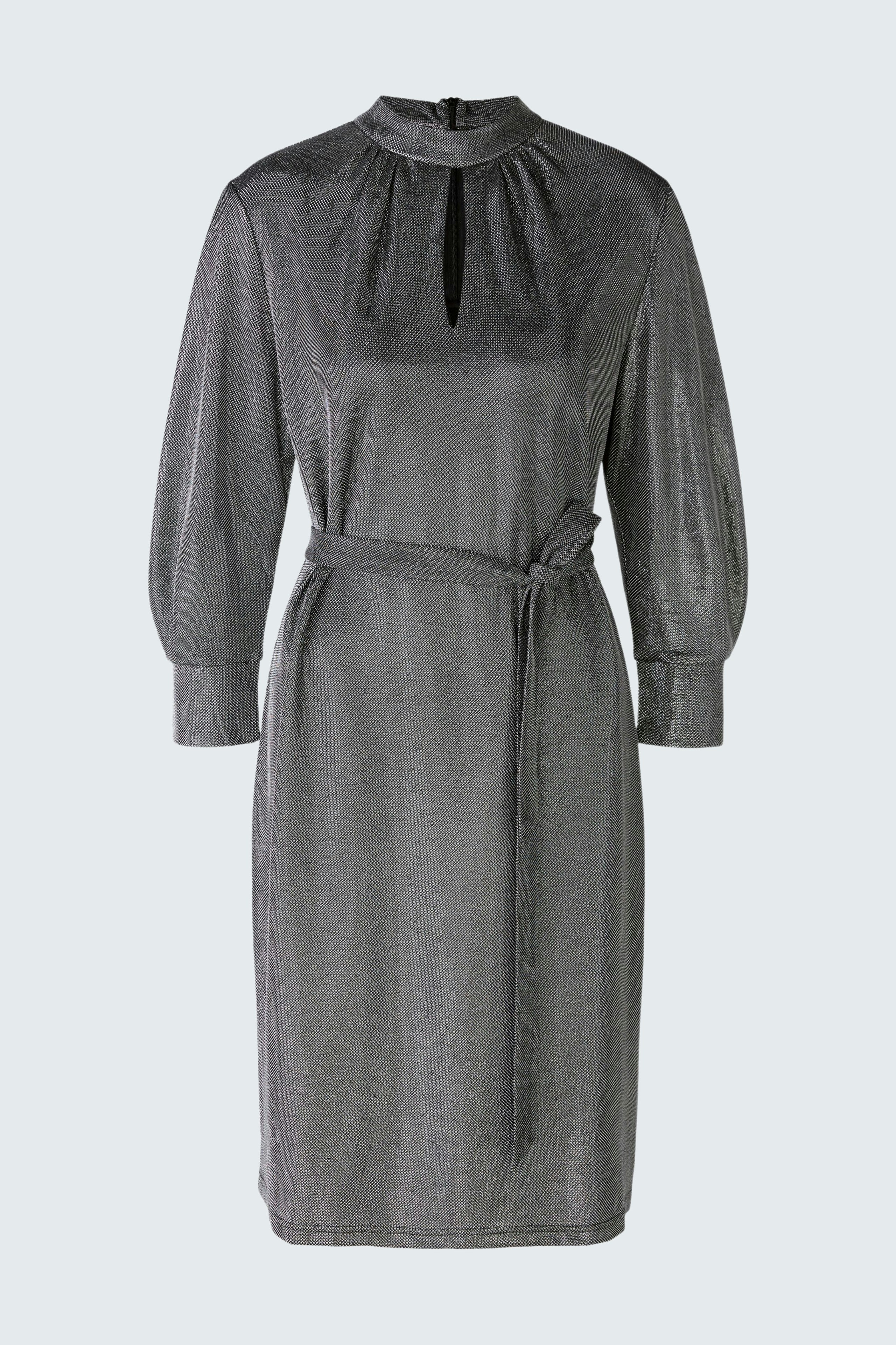 Elegantes Abendkleid in Grau mit Bindegürtel und schickem Stehkragen.