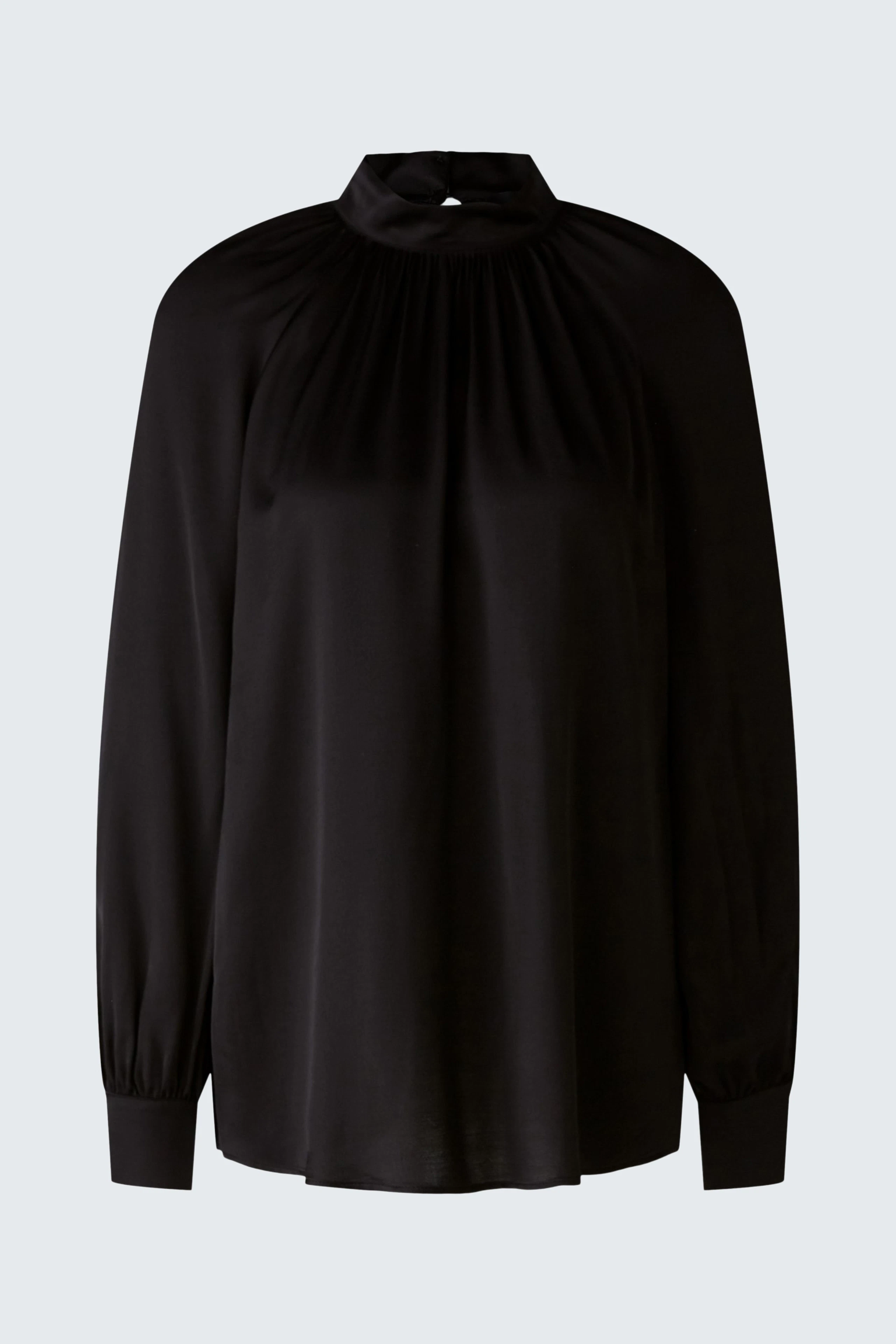 Elegante Damen-Bluse in Schwarz mit Stehkragen und feinen Falten für einen stilvollen Look.