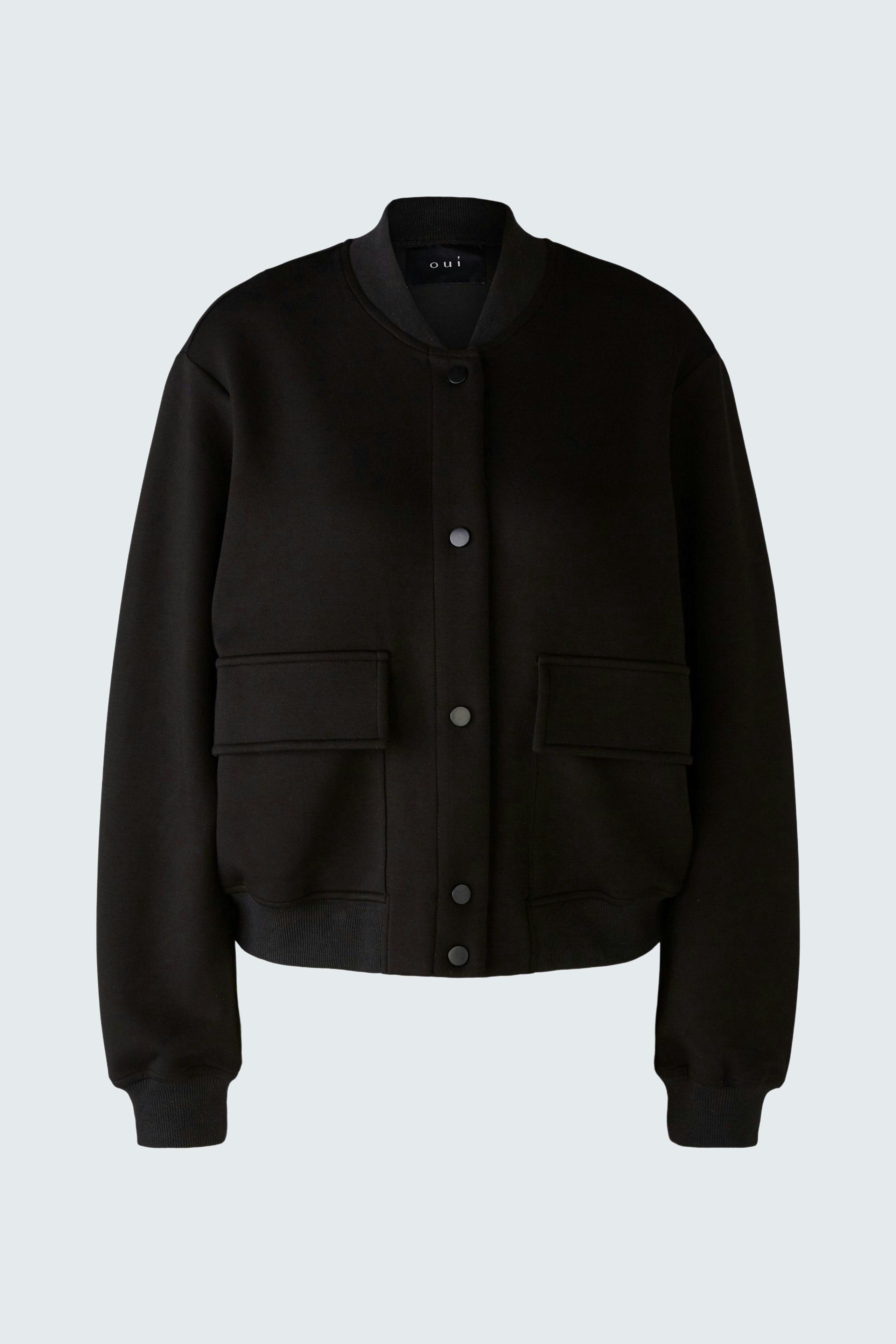 Stylish women's blouson: A black bomber jacket with a relaxed fit and front pockets.